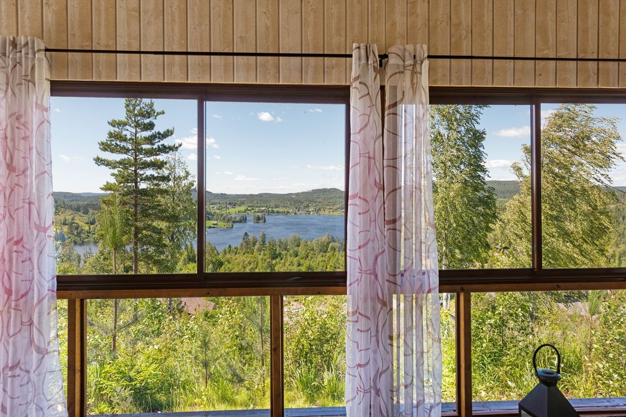 Fantastisk utsikt over Harstadsjøen og det omkringliggende landskapet. Galleribilde