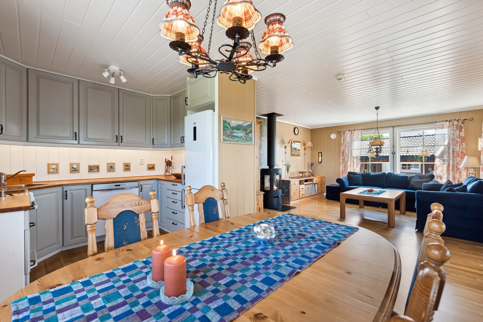Kjøkkenet har en fin åpen løsning til stuen. Galleribilde