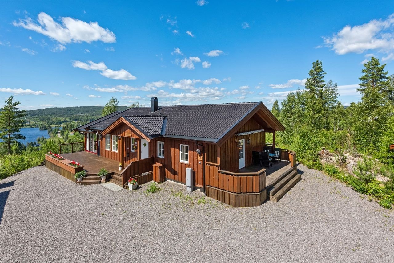 Denne fritidsboligen fra 2018 er nydelig plassert på Stangnessætra, med en fantastisk utsikt over Harstadsjøen og det omkringliggende landskapet. Galleribilde