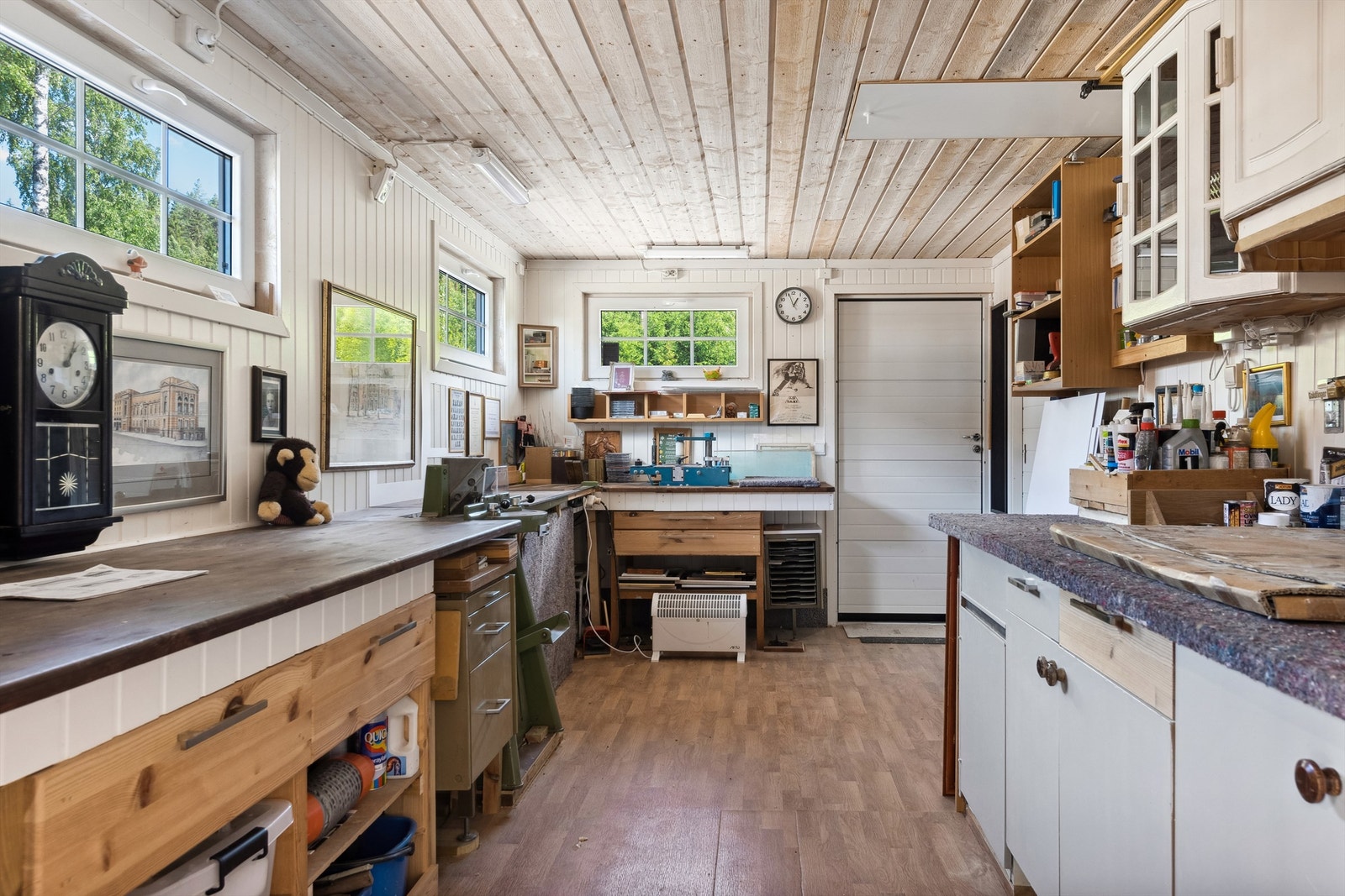 Garasjen er innredet med et praktisk materialbod med diverse benkeinnredning. Galleribilde
