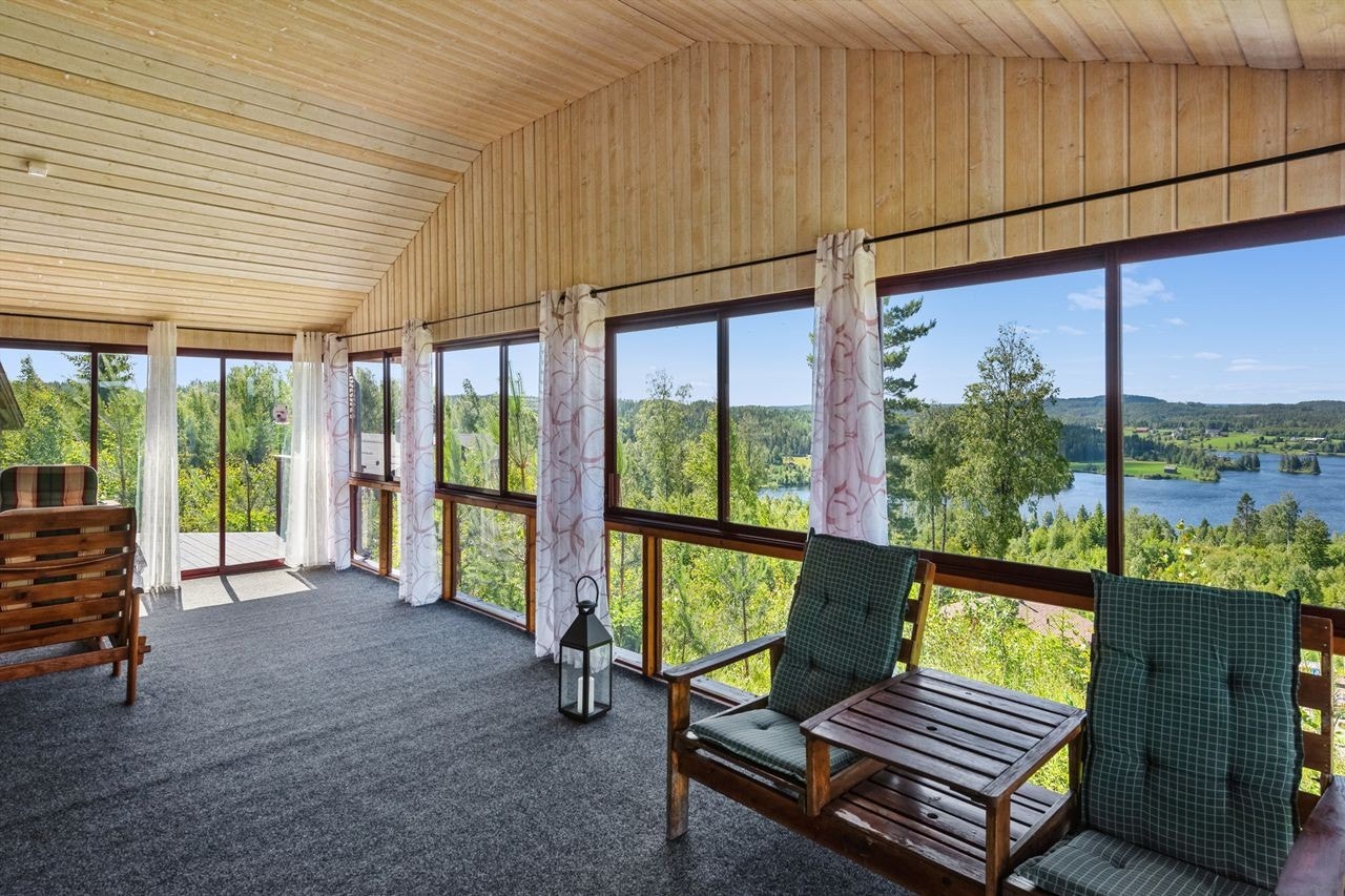 Fra stuen har man tilgang en imponerende innglasset terrasse med god takhøyde og panorama utsikt fra de store vinduene. Galleribilde