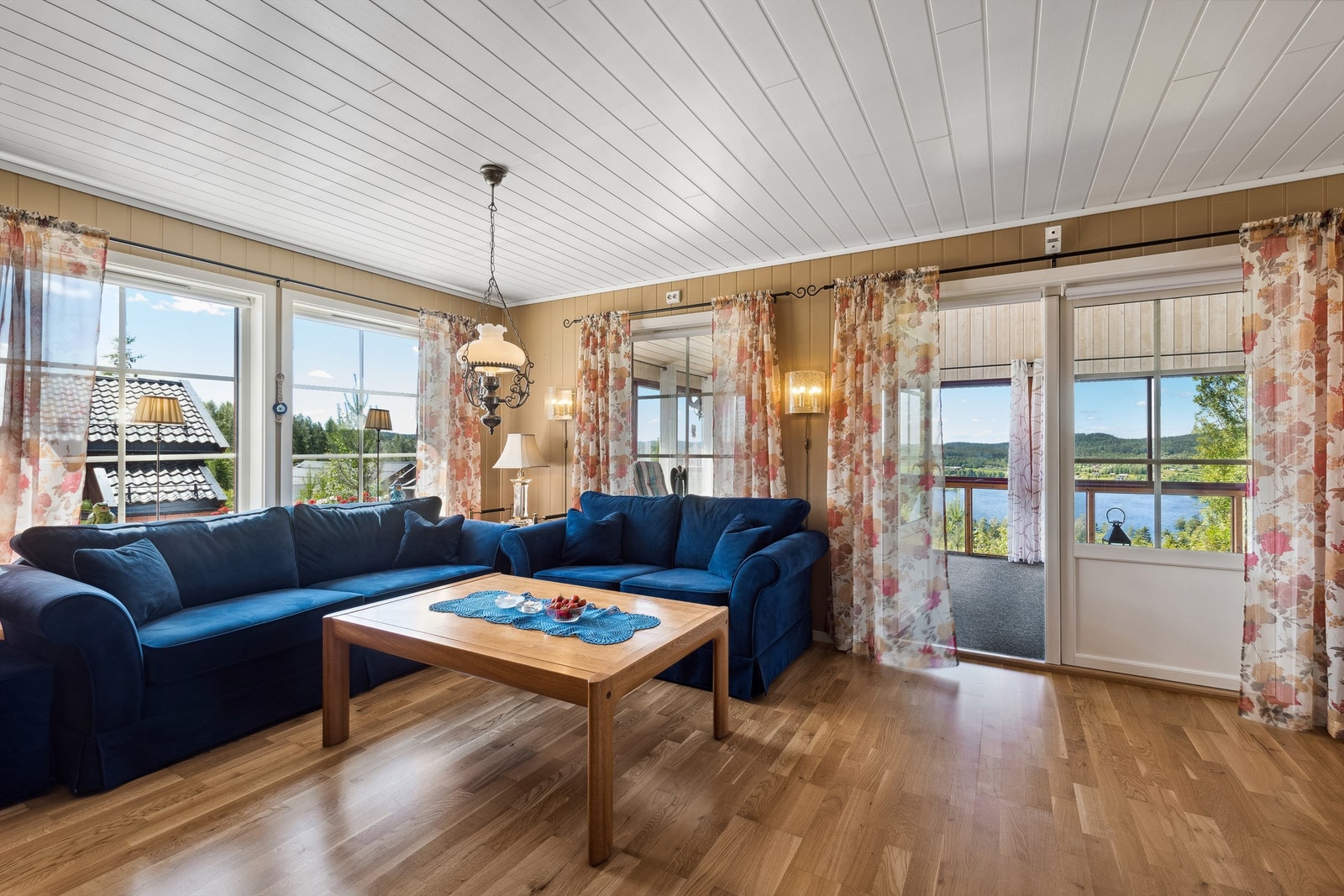 Stuen har fin plass for romslig sofamøblement og tilgang til en stor og imponerende terrasse med nydelig utsikt! Galleribilde