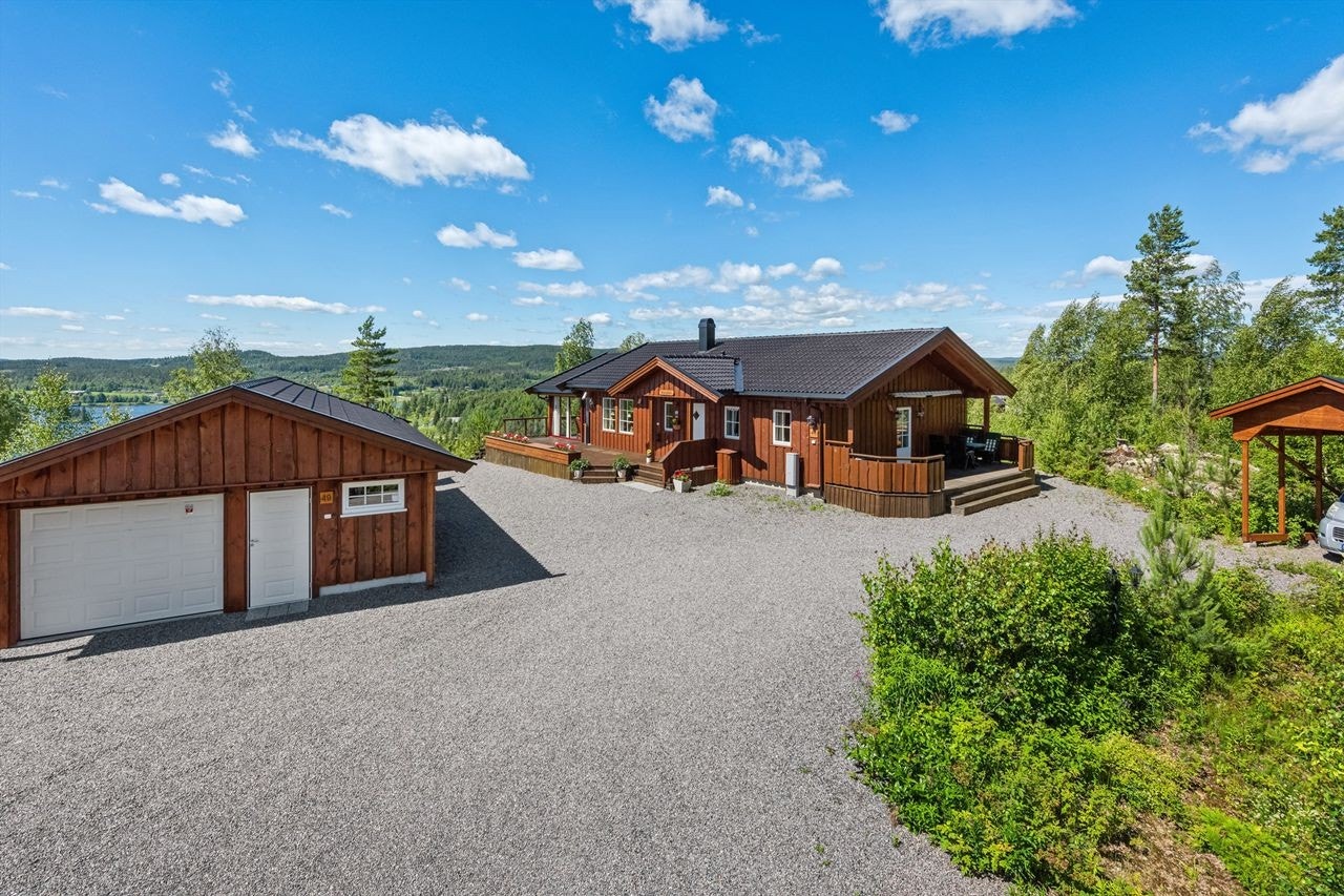Velkommen til visning på en flott fritidseiendom! I tillegg finnes det en stor carport med plass til en bobil på eiendommen. Galleribilde