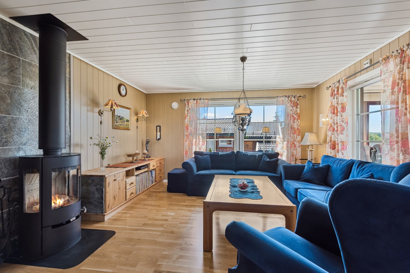 Stuen har store vindusflater sørger for at stuen har godt med naturlig lys. Galleribilde