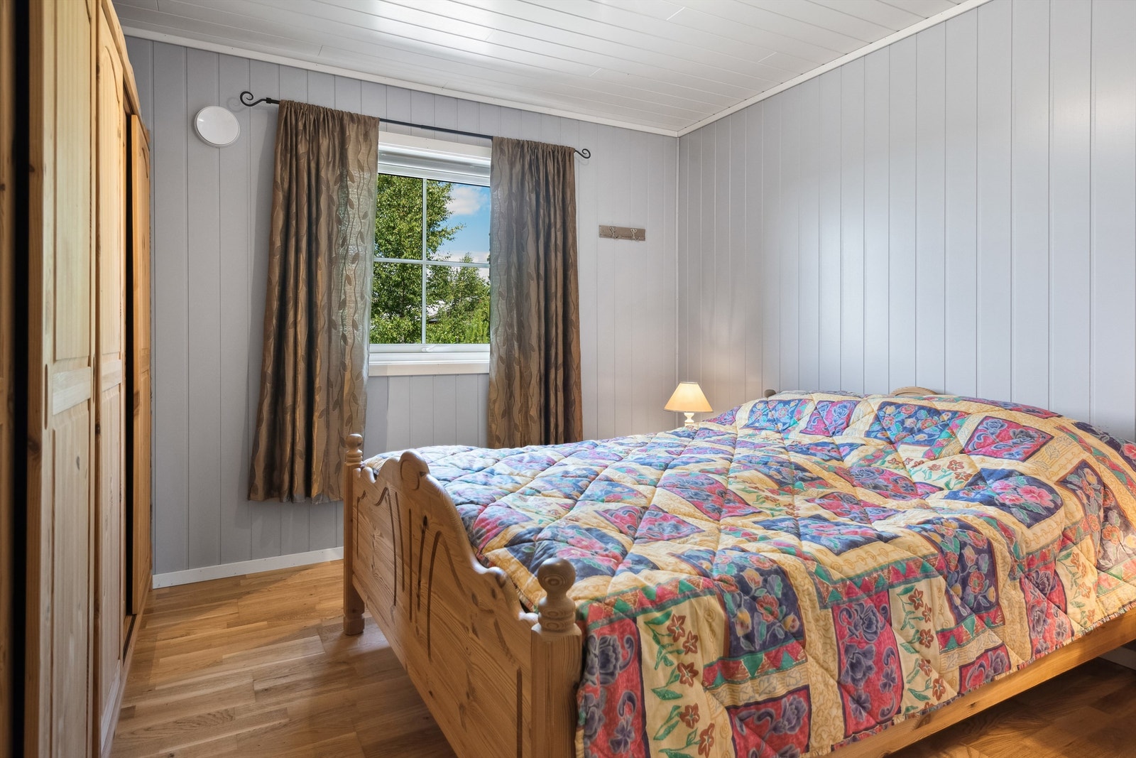 Hytta har gode soverom. Hovedsoverommet har fin plass for dobbeltseng og er innredet med skyvedørsgarderobe. Galleribilde