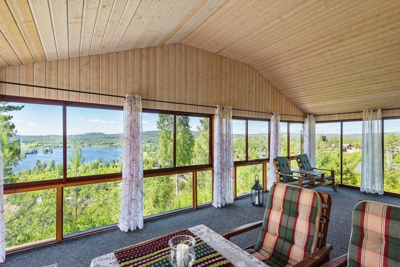 Terrassen har god plass for romslig møblement og det er teppebelagt gulv. Galleribilde