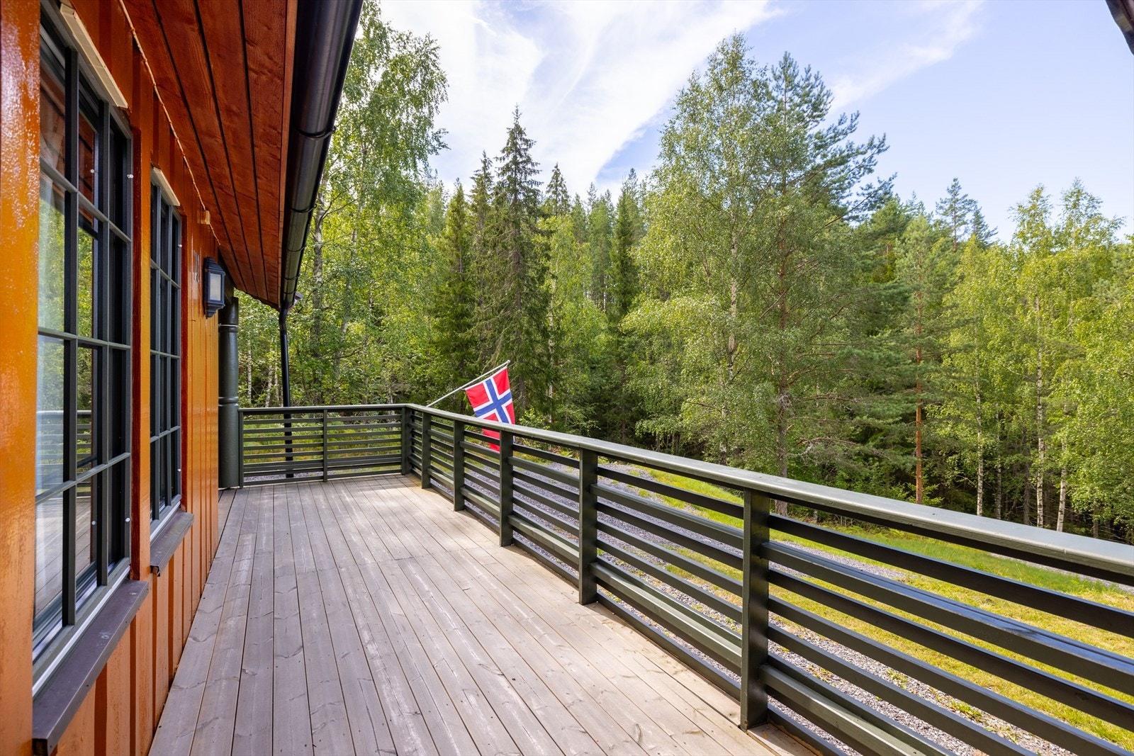 Romslig, delvis overbygget terrasse med god plass til utemøbler og grill. Galleribilde
