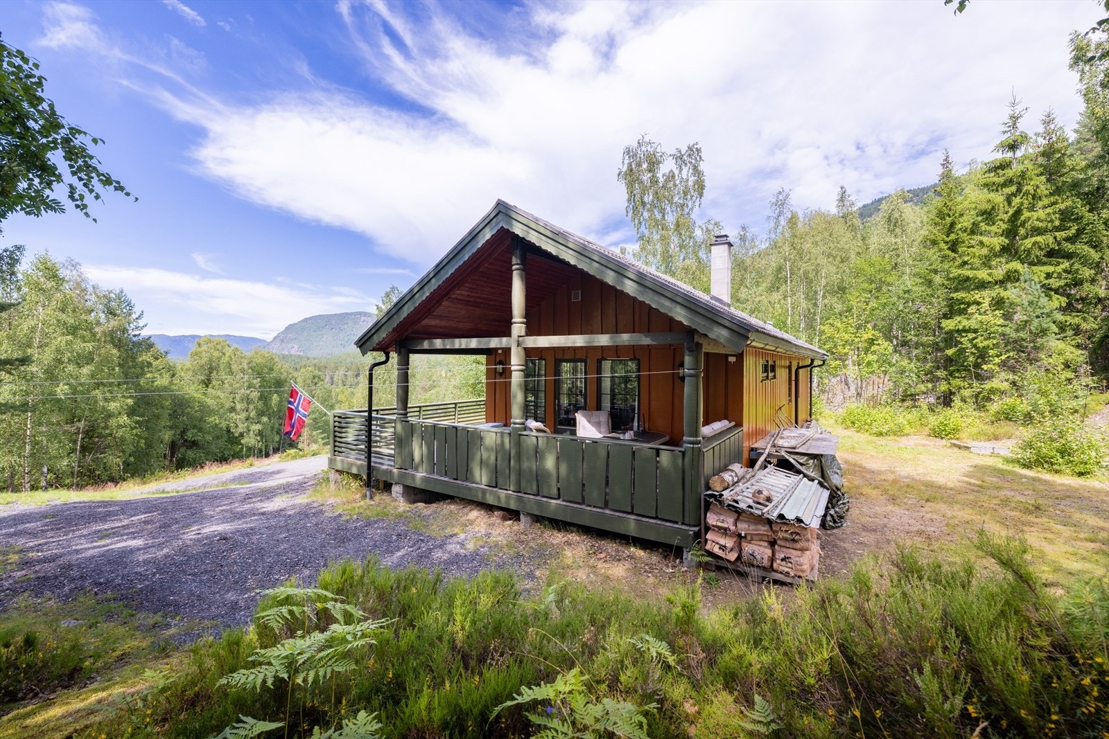 Fra hytta er det herlig utsikt over omliggende fjell og naturlandskap. Galleribilde