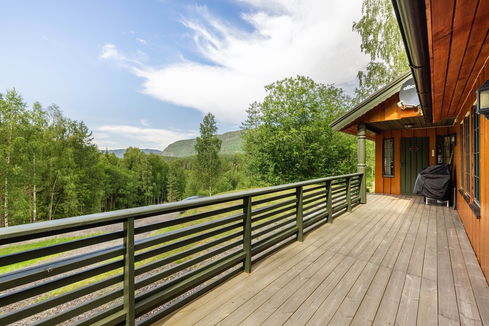 Velholdt og solid hytte fra Drammenshytta med usjenert beliggenhet. Kort vei til Bø, Lifjell, Seljord mm. Galleribilde