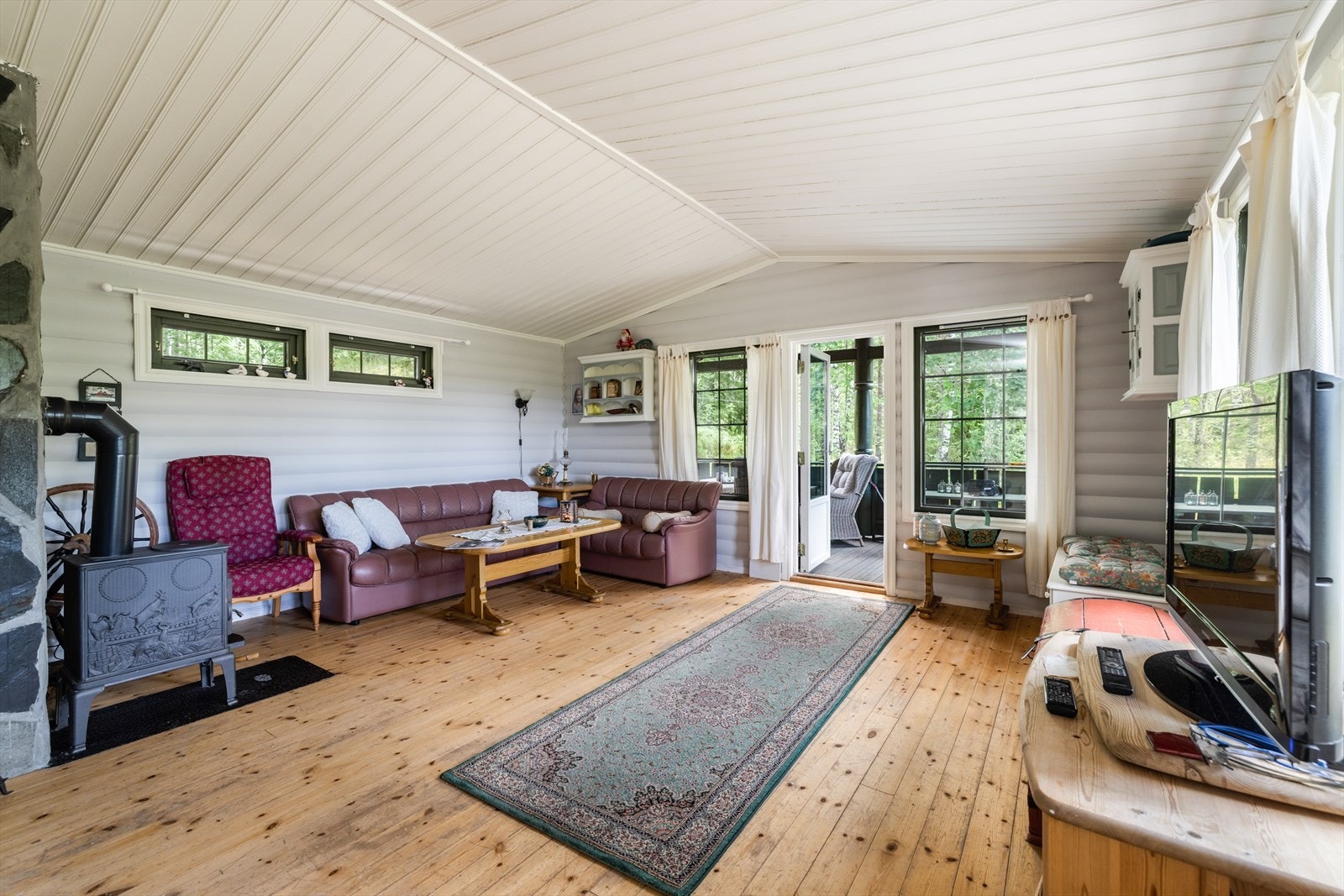 Det er god plass til både sofa og spisegruppe. Galleribilde