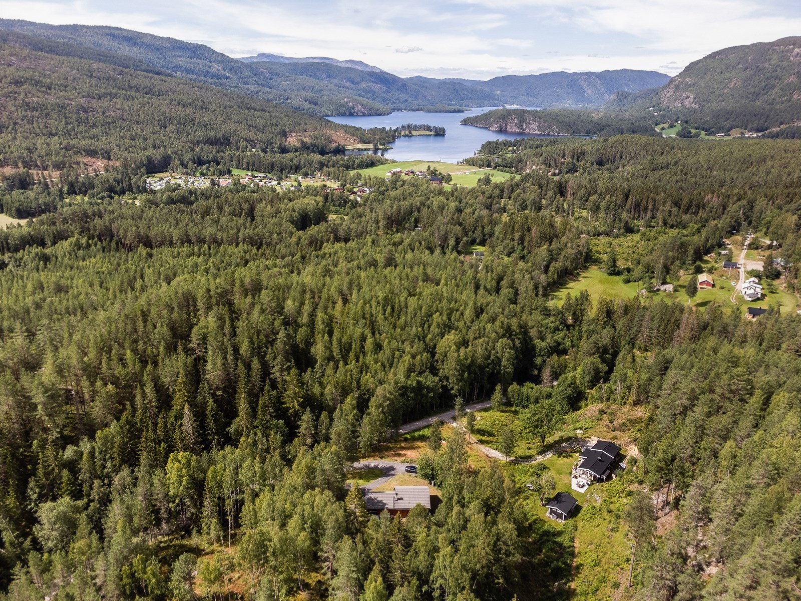 Sommerland i Bø og Lifjell er ikke så langt fra eiendommen. Det er også kort vei til Dyrskuen og Contry festivalen i Seljord, klatreparoen Høyt og Lavy, samt Hegna Camping med Landhandleri mm. Galleribilde