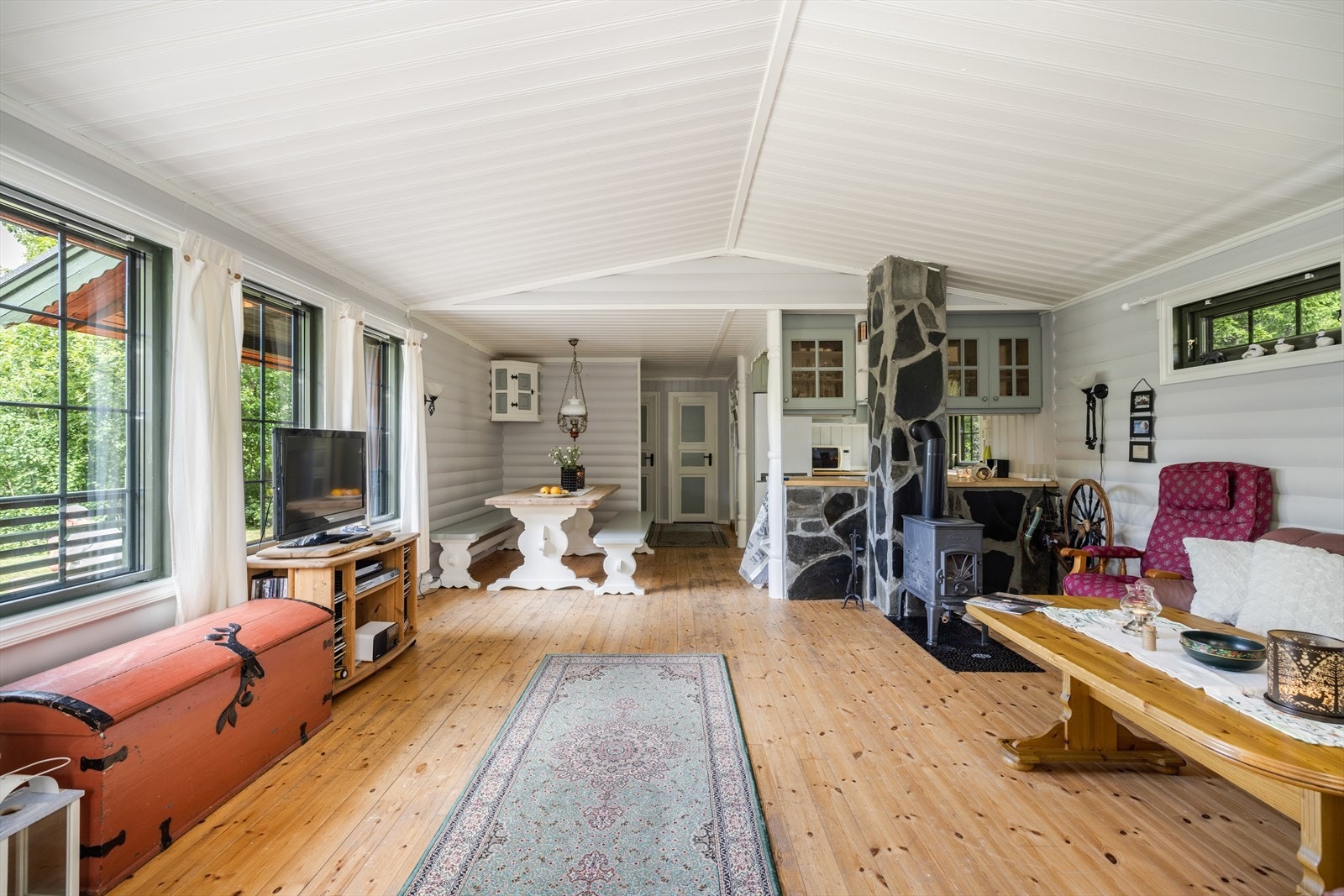 I stuen er det vedovn for lun varme vinterstid. Galleribilde