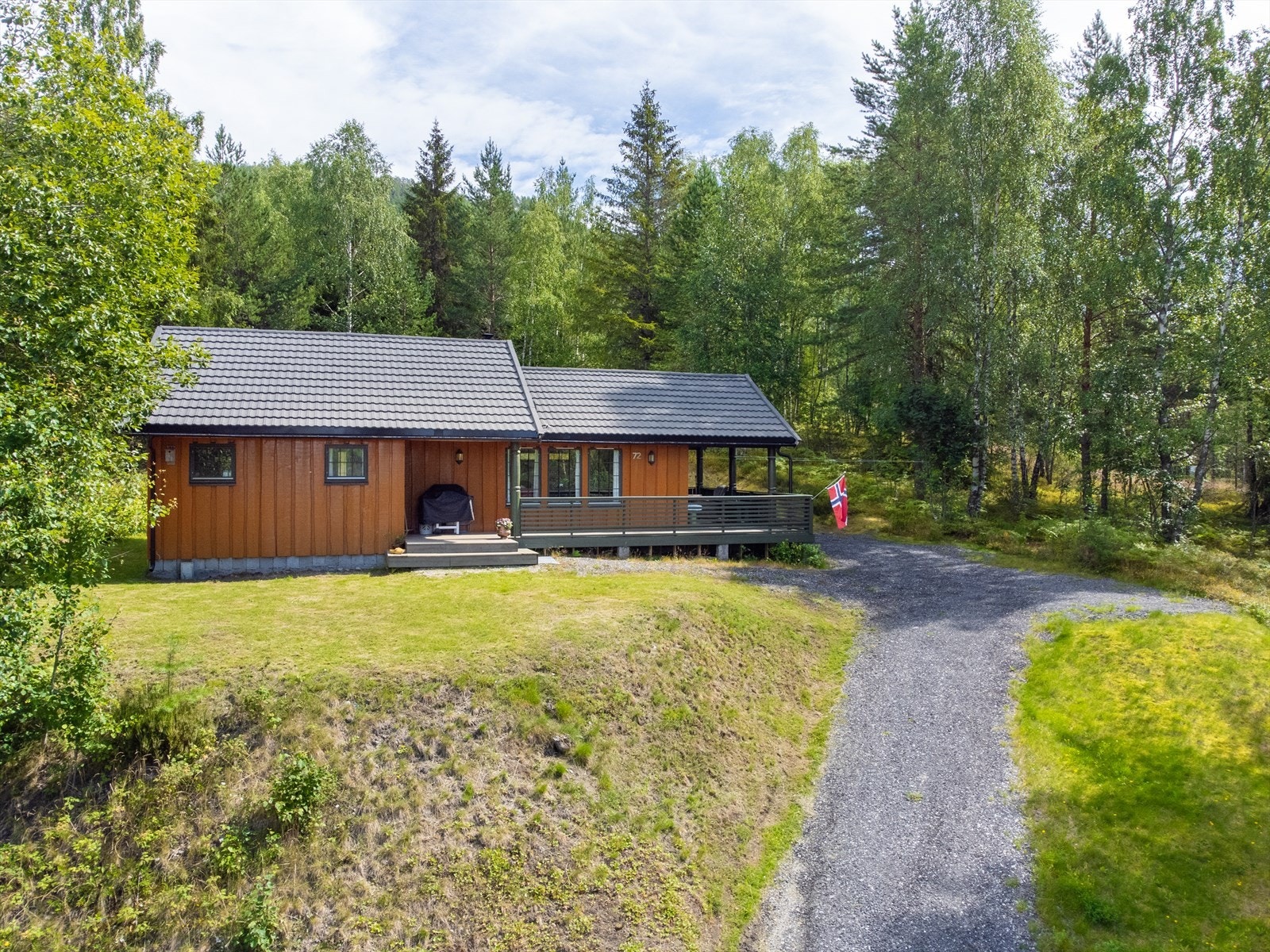 Flott familiehytte med solrike uteområder og meget usjenert beliggenhet. Galleribilde