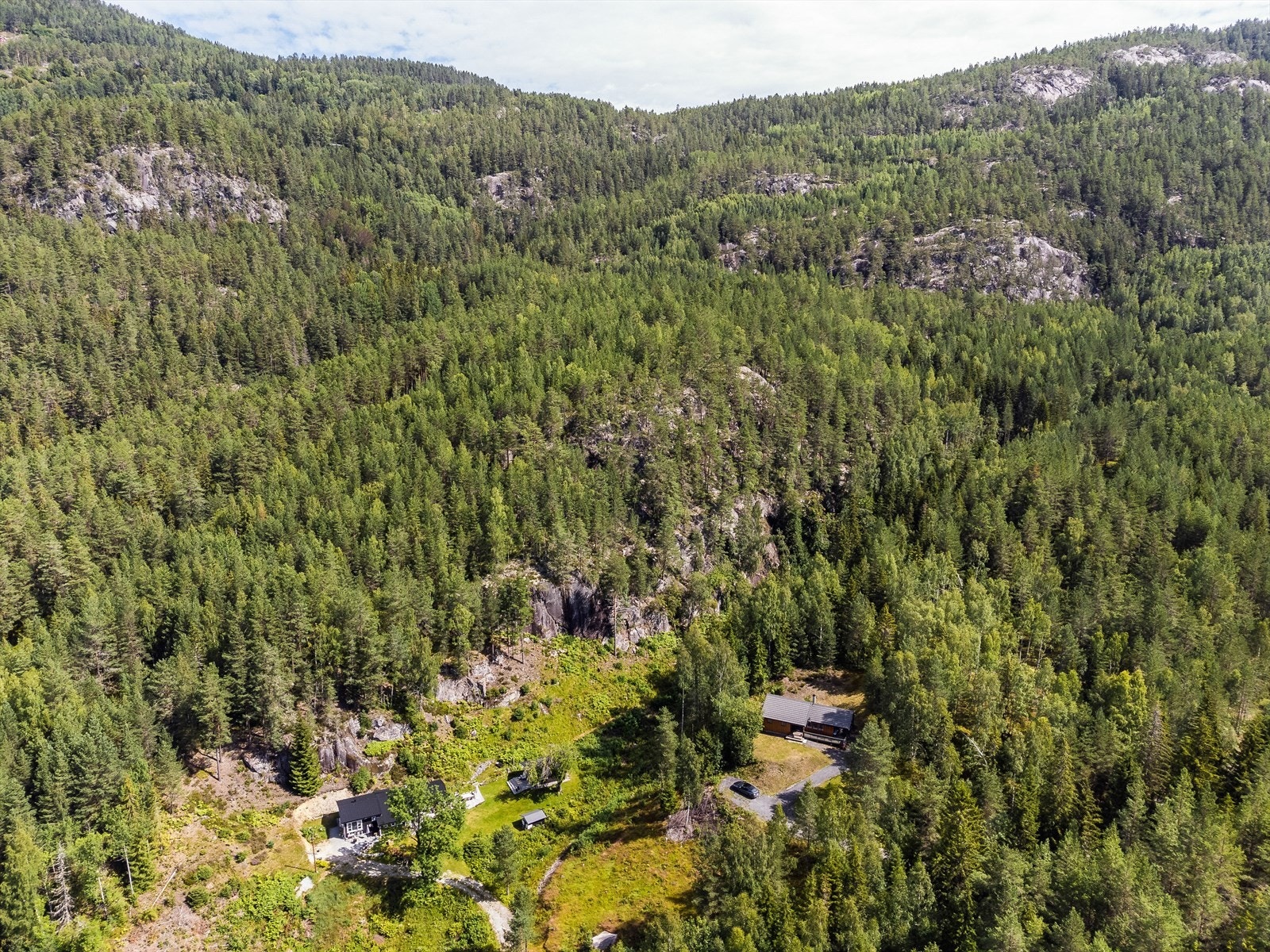 Den vakre Telemarksnaturen kommer tett på og innbyr til rekreasjon året rundt med flotte badeplasser ved Seljordsvannet. I nærområdet finnes fine preparerte langrennsløyper på Myklestul. Galleribilde