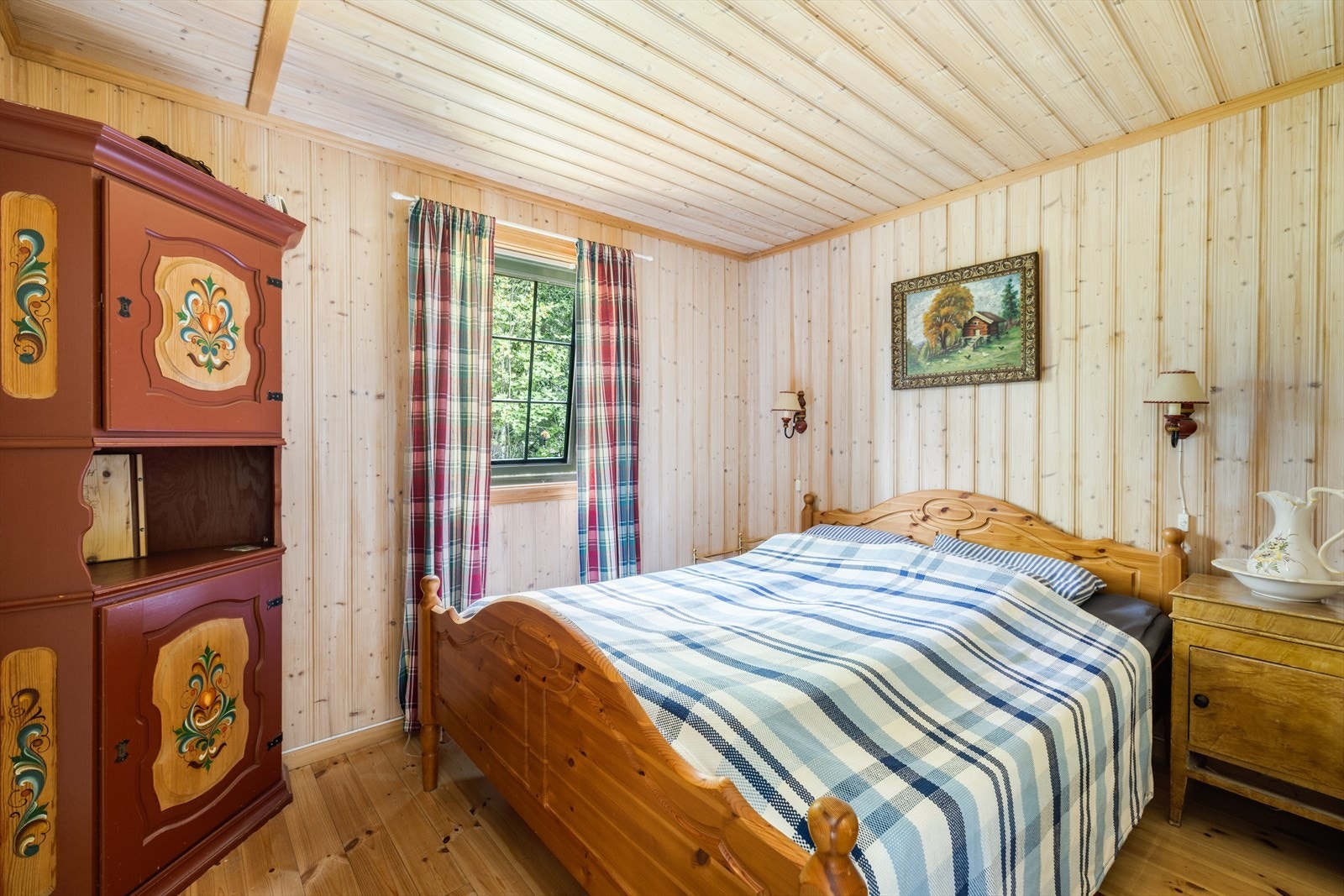 Hytta har to lyse og fine soverom i 1.etg. Hovedsoverommet har god plass til dobbeltseng. Galleribilde