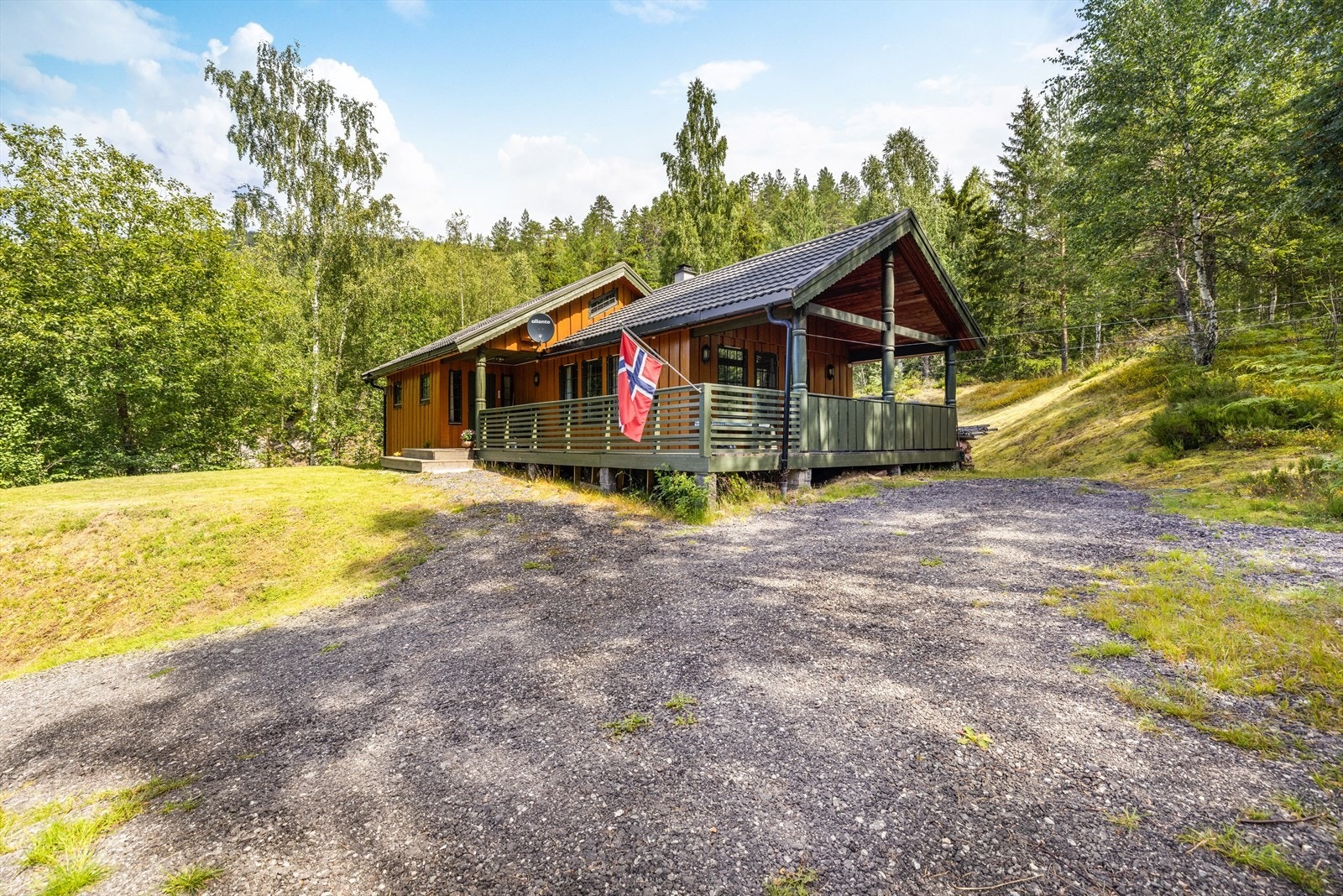 Hytta ligger i fredfulle og naturskjønne omgivelser i Mastedalen i Midt-Telemark kommune. Galleribilde