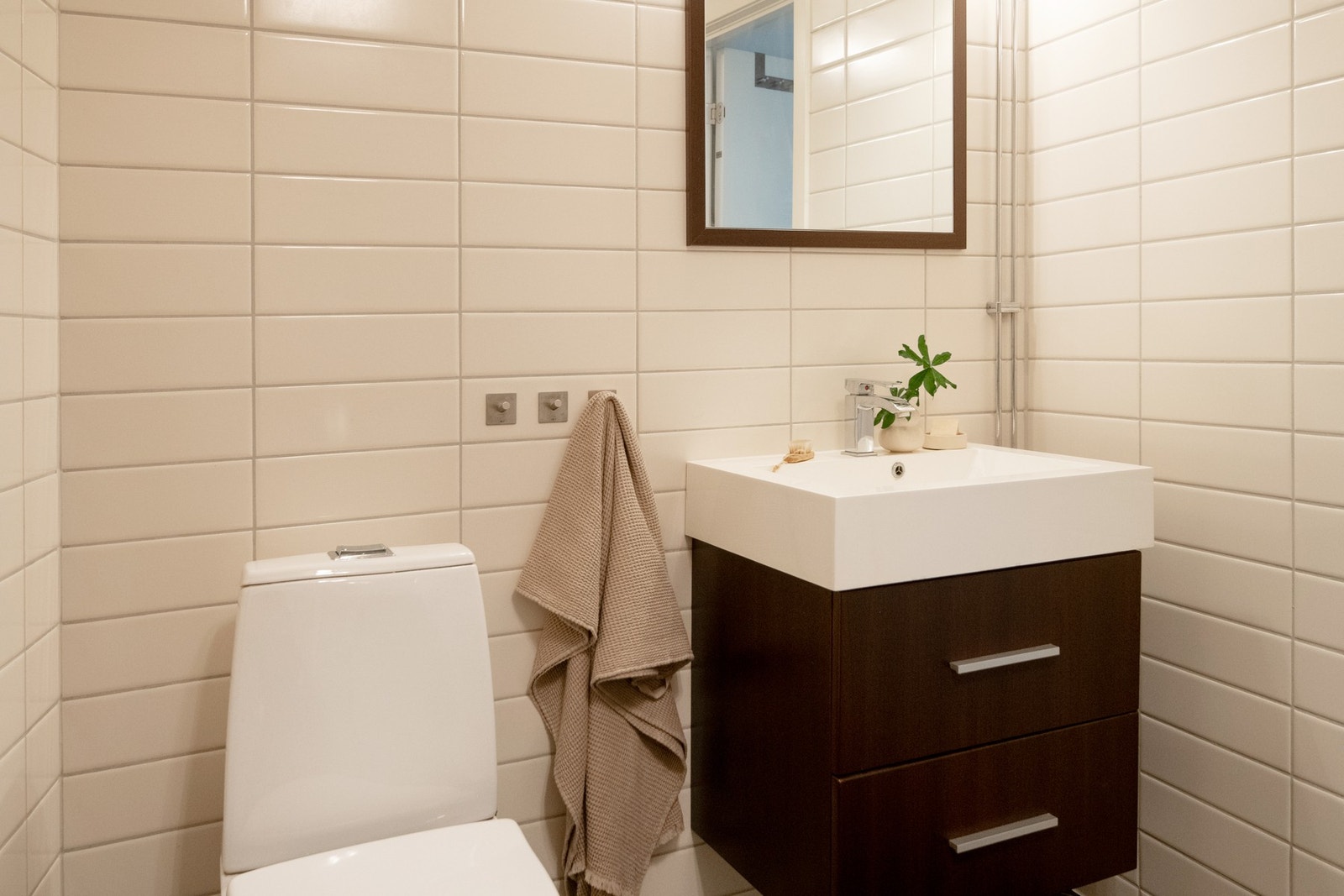 Badet er utstyrt med innredning som inkluderer en nedfelt servant, toalett og dusjhjørne med praktiske dusjvegger. Det er også opplegg for vaskemaskin. Galleribilde