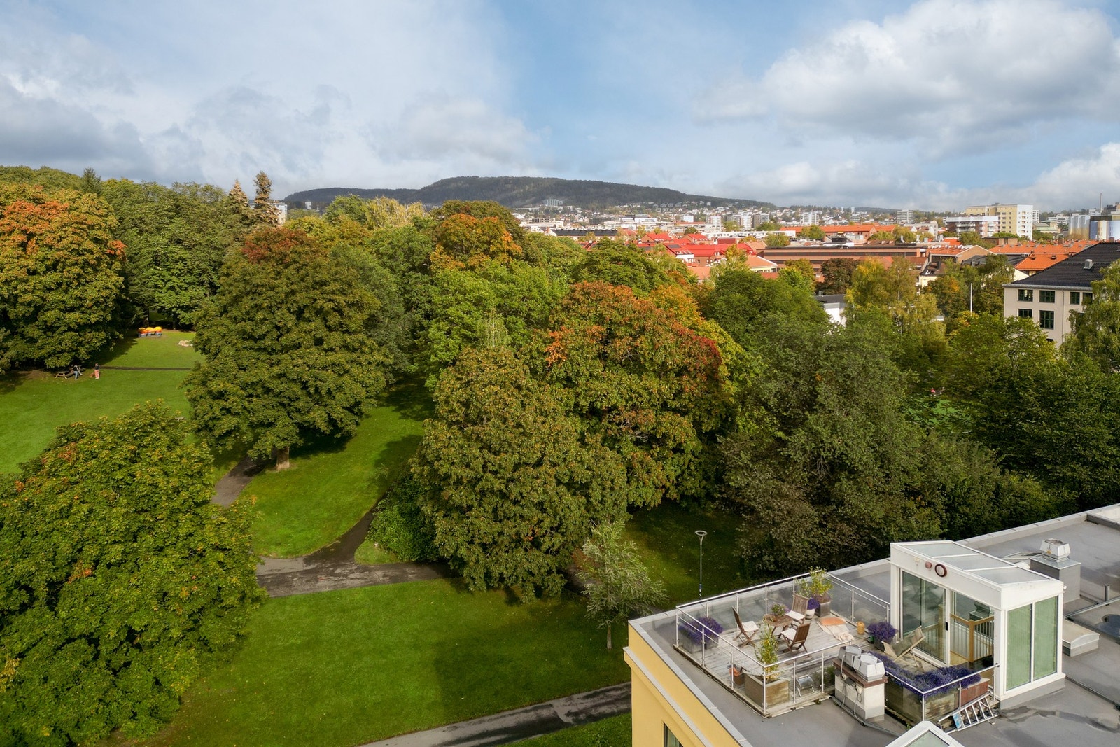 Takterrassen kan innredes med en utelounge, spiseplass og grill. Galleribilde