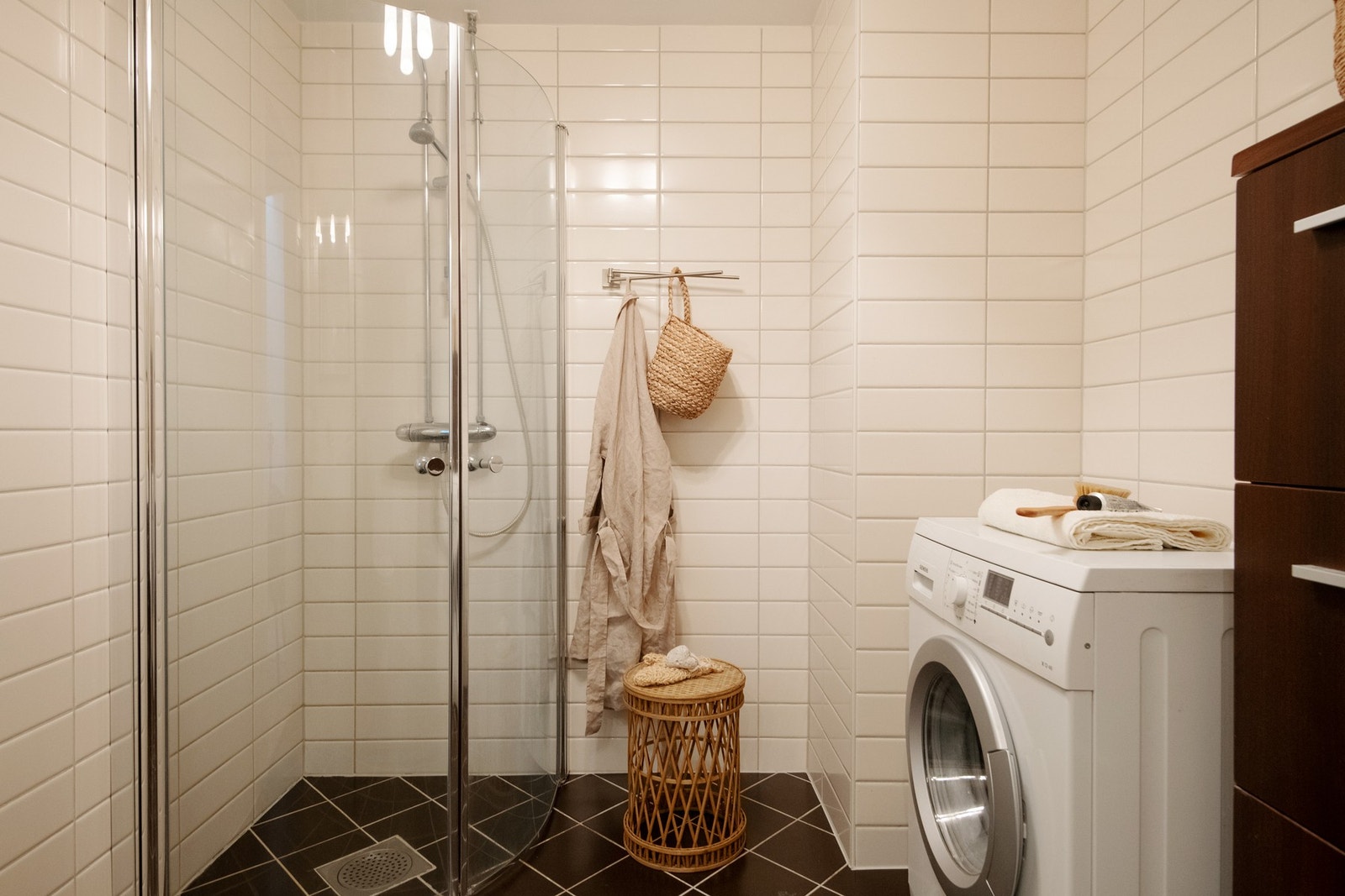 Dette lyse badet har alt du trenger for både komfort og praktisk bruk. Galleribilde