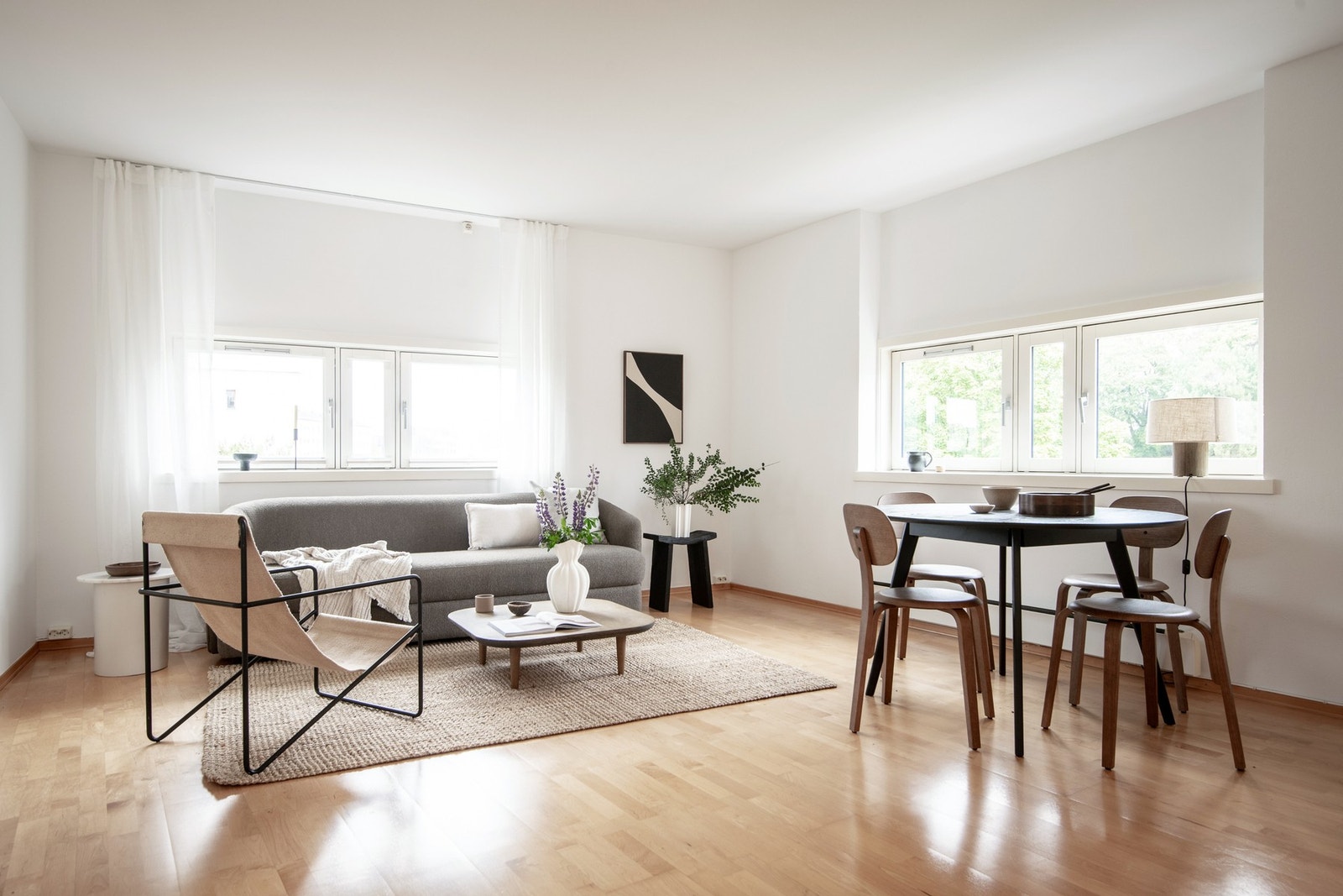Boligens lyse og innbydende stue er et perfekt sted å samle familie og venner. Galleribilde