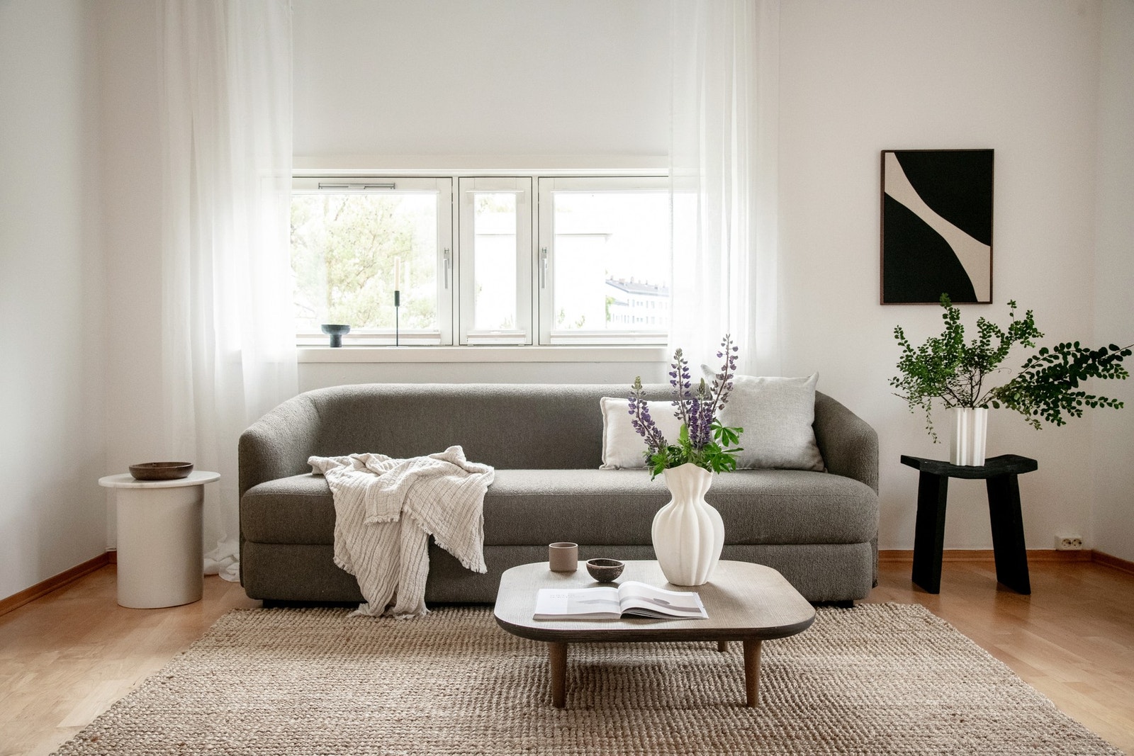 Store vindusflater på to sider slipper inn rikelig med naturlig lys, noe som skaper en luftig og behagelig atmosfære til rommet. Galleribilde