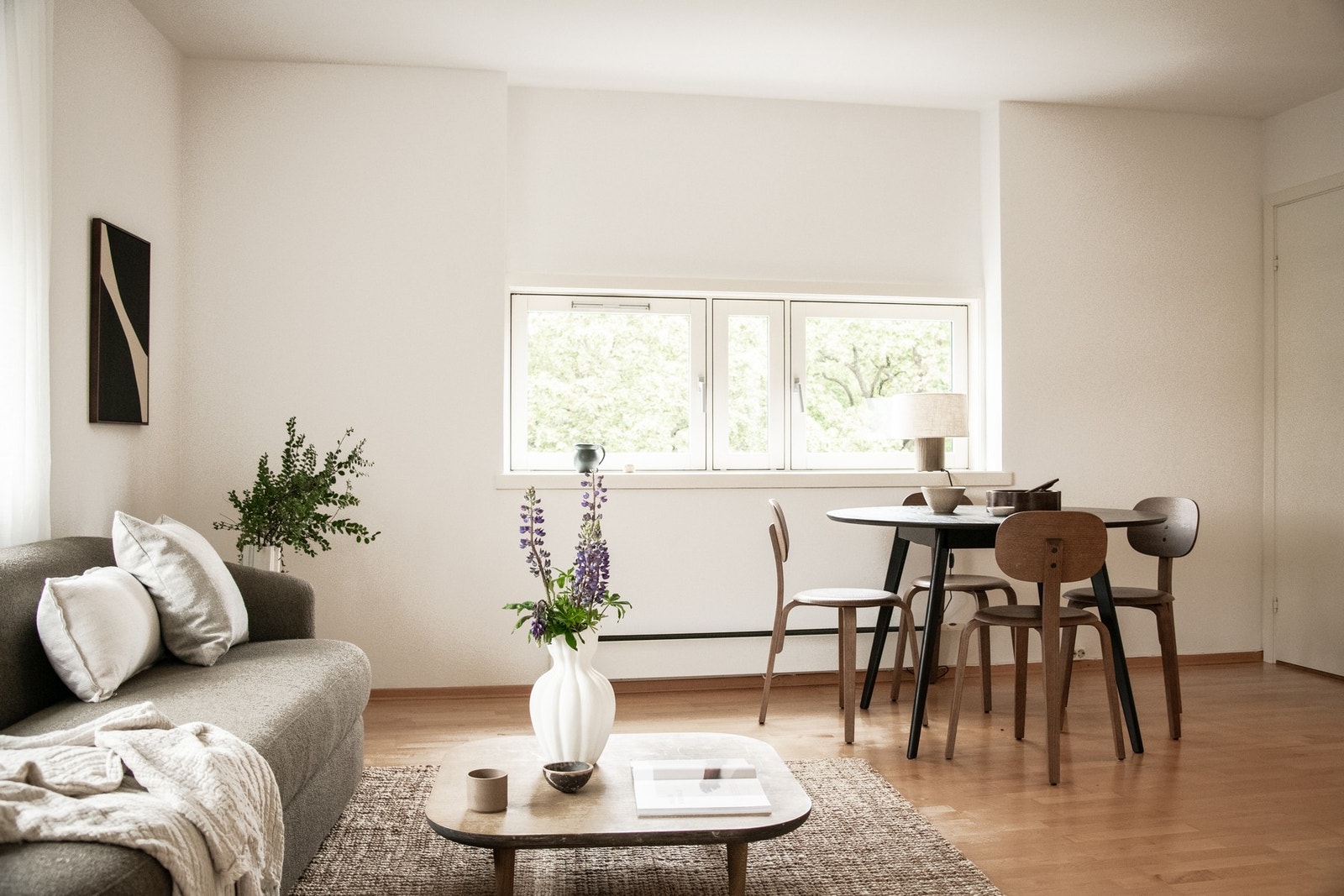 Stuen har en effektiv planløsning som gjør at du enkelt kan innrede rommet med sofagruppe med tilhørende stuemøblement, samt langstrakt spisebord. Galleribilde