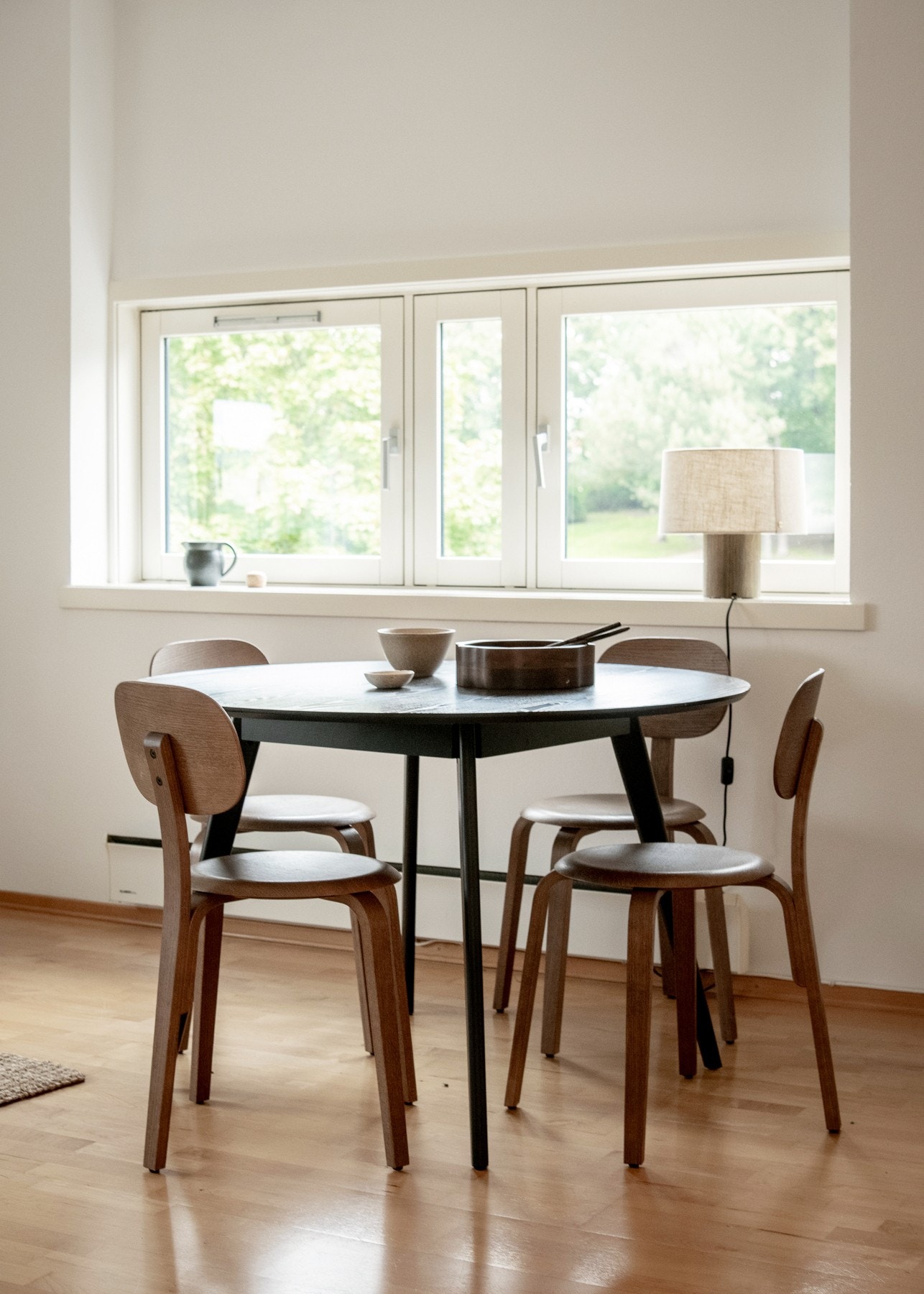 Det er lagt flott parkett på gulvene og veggene er holdt i en lys nyanse - perfekt for at du kan skape ditt egne preg i stuen. Galleribilde