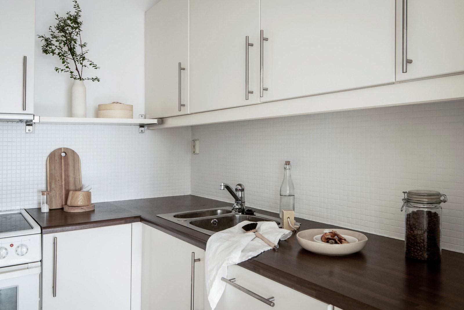 Med glatte fronter og en benkeplate av laminat, er kjøkkeninnredningen både moderne og lettstelt. Galleribilde