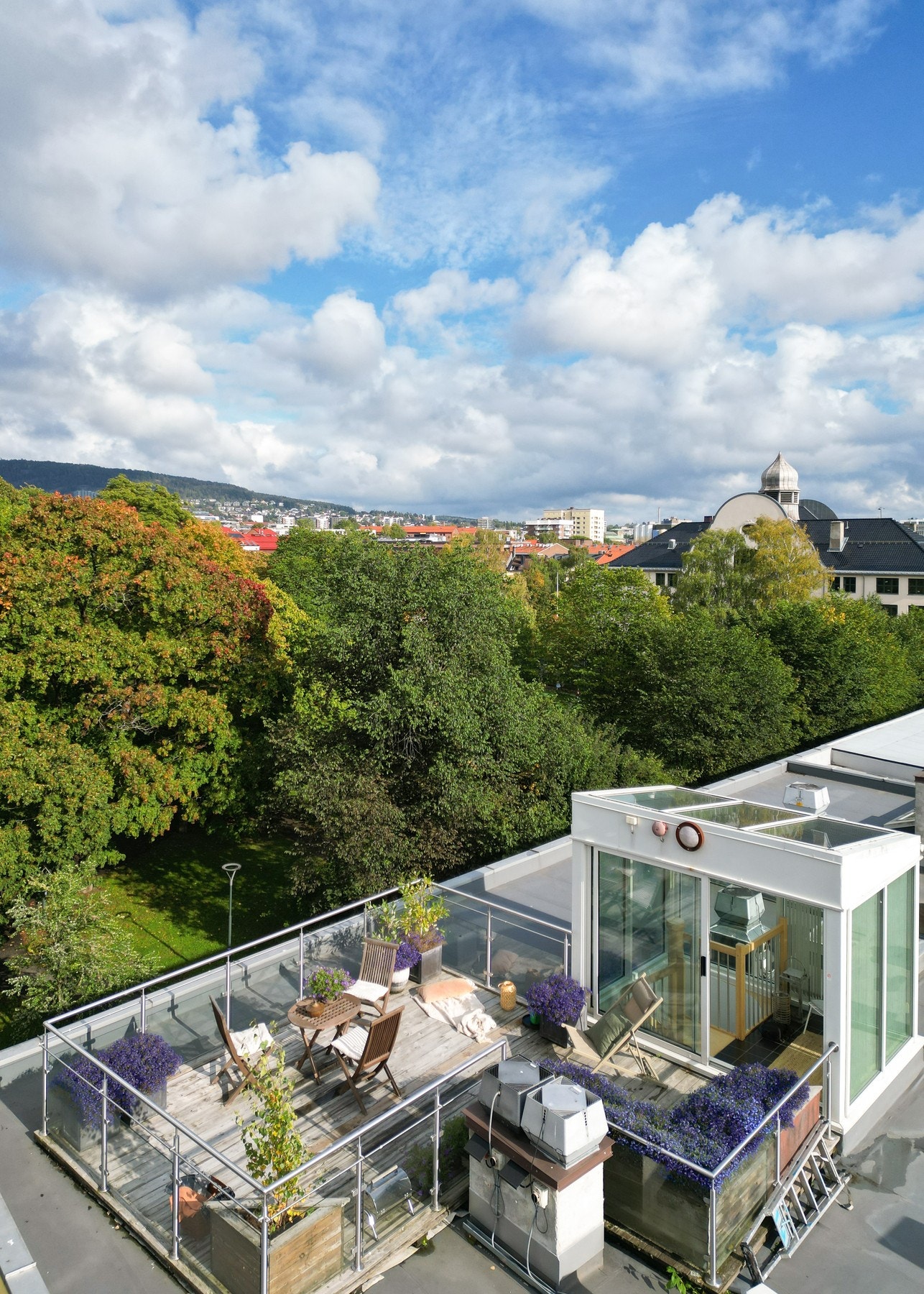 Fra takterrassen har du et herlig utsyn mot nærliggende grøntområder. Galleribilde