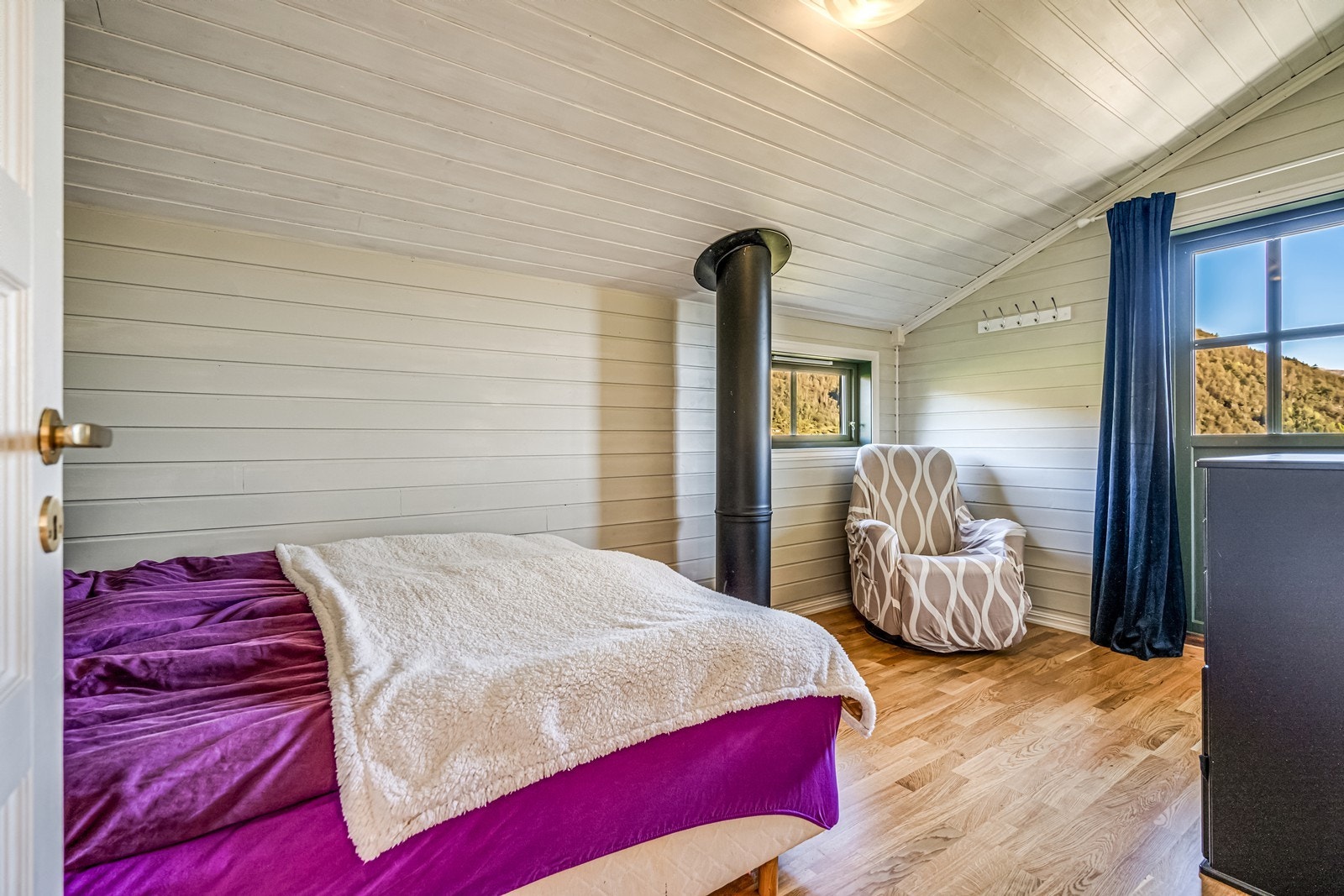 Stort, luftig soverom i loftsetasjen. Galleribilde