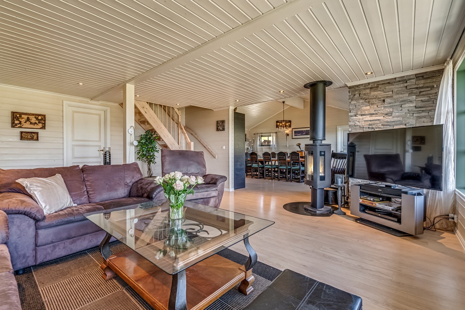 Stor stue med vannbåren varme i gulvet. Galleribilde