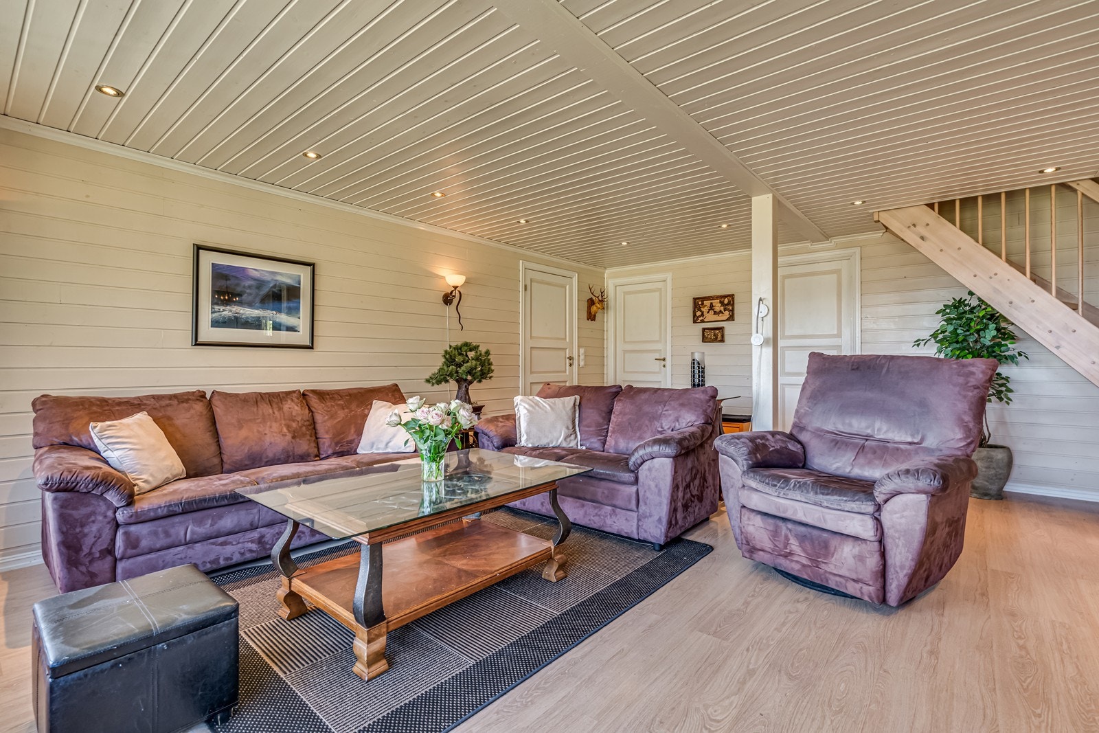 God plass til stor sittegruppe i stuen. Galleribilde