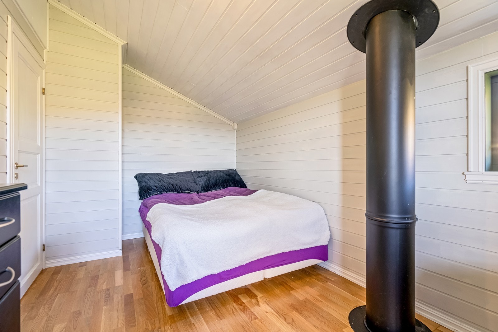 Soverom med utgang til altan med nydelig utsikt. Galleribilde