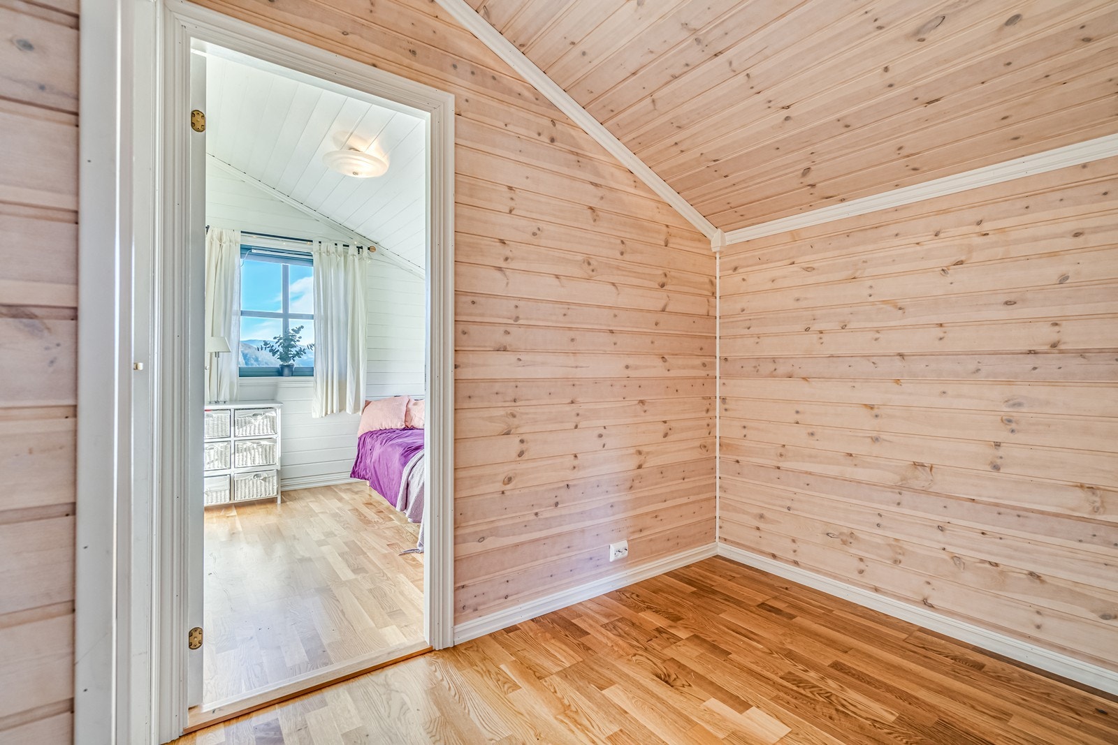 Kontorplass eller tv-krok. Galleribilde