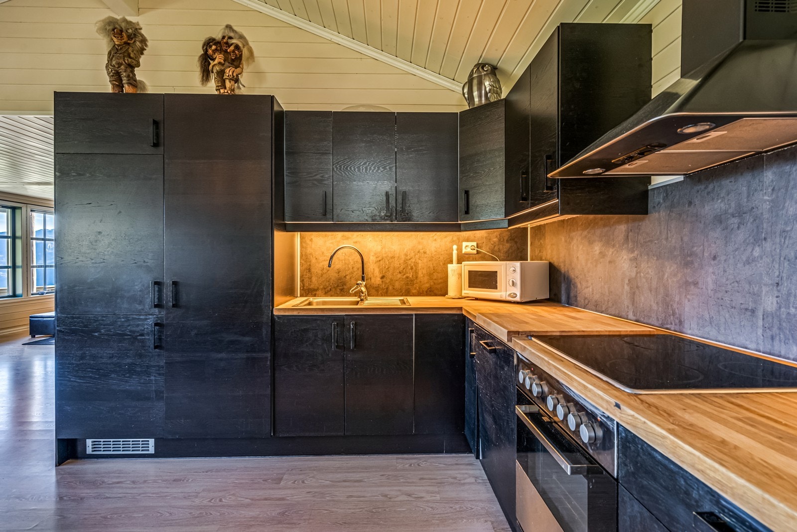 Moderne og stilig innredning på kjøkkenet. Galleribilde