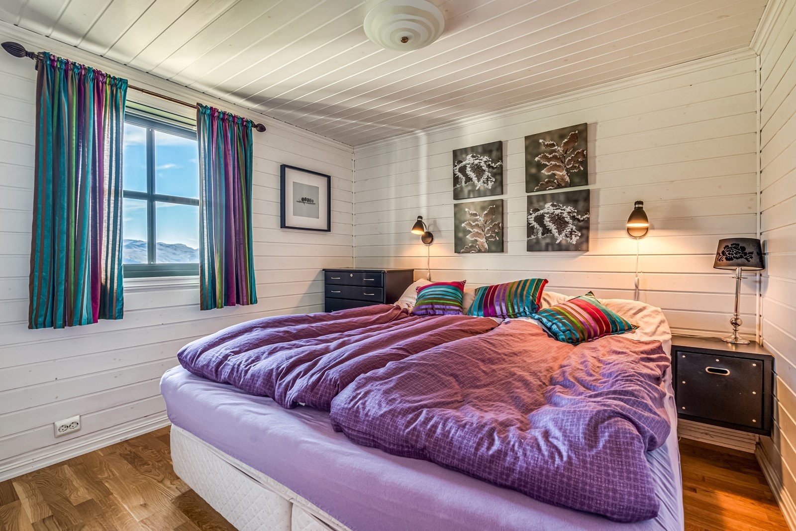 Hovedsoverommet i hovedetasjen. Dette soverommet har eget bad. Galleribilde