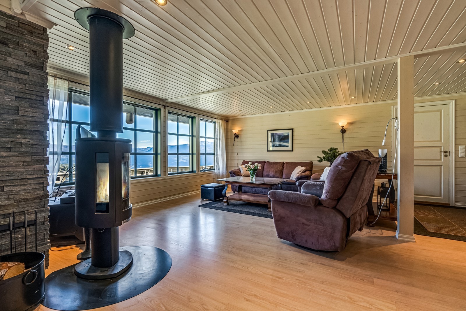 Koselig peisovn som gir god varme. Galleribilde