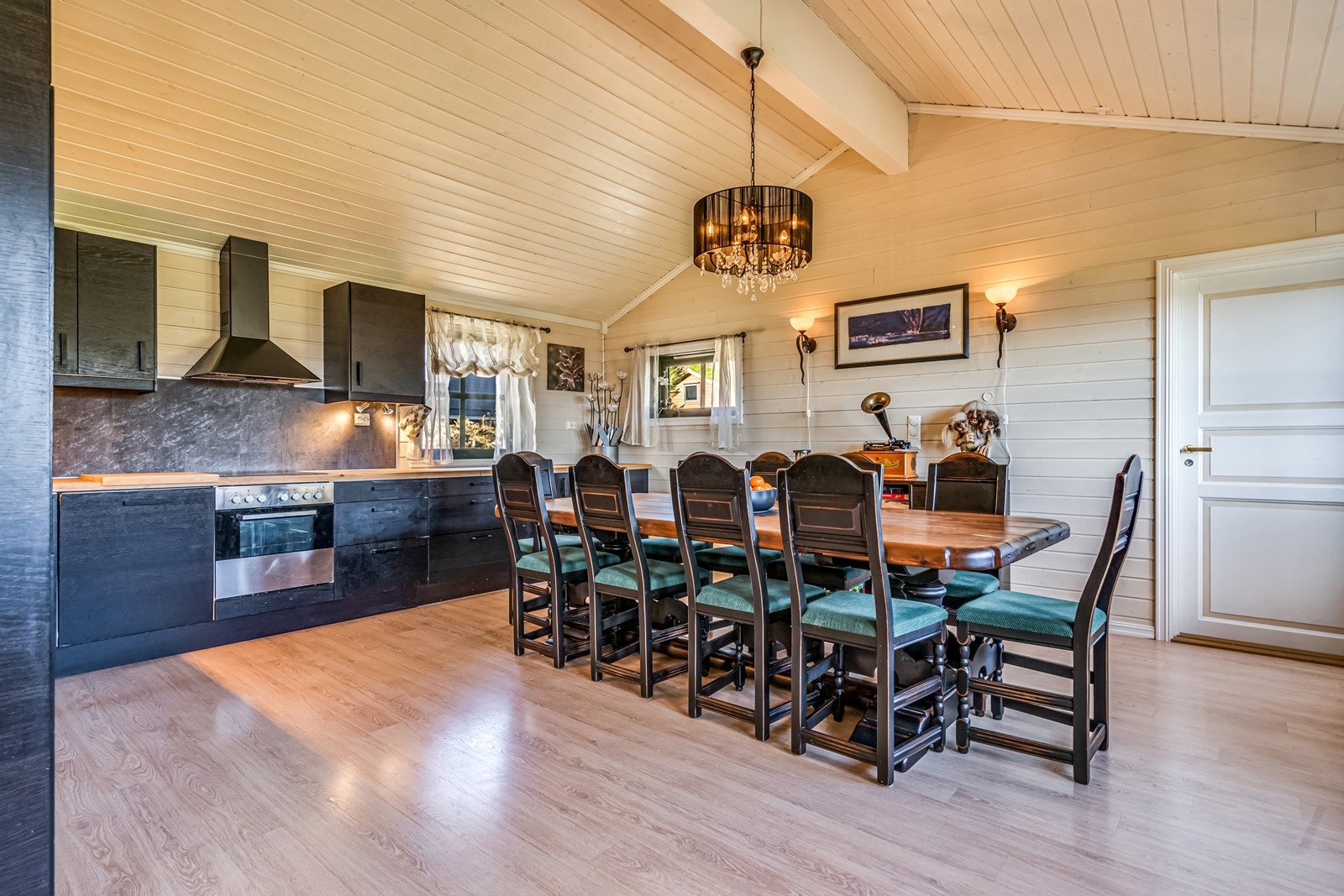 Godt med skap og benkeplass på kjøkkenet. Galleribilde