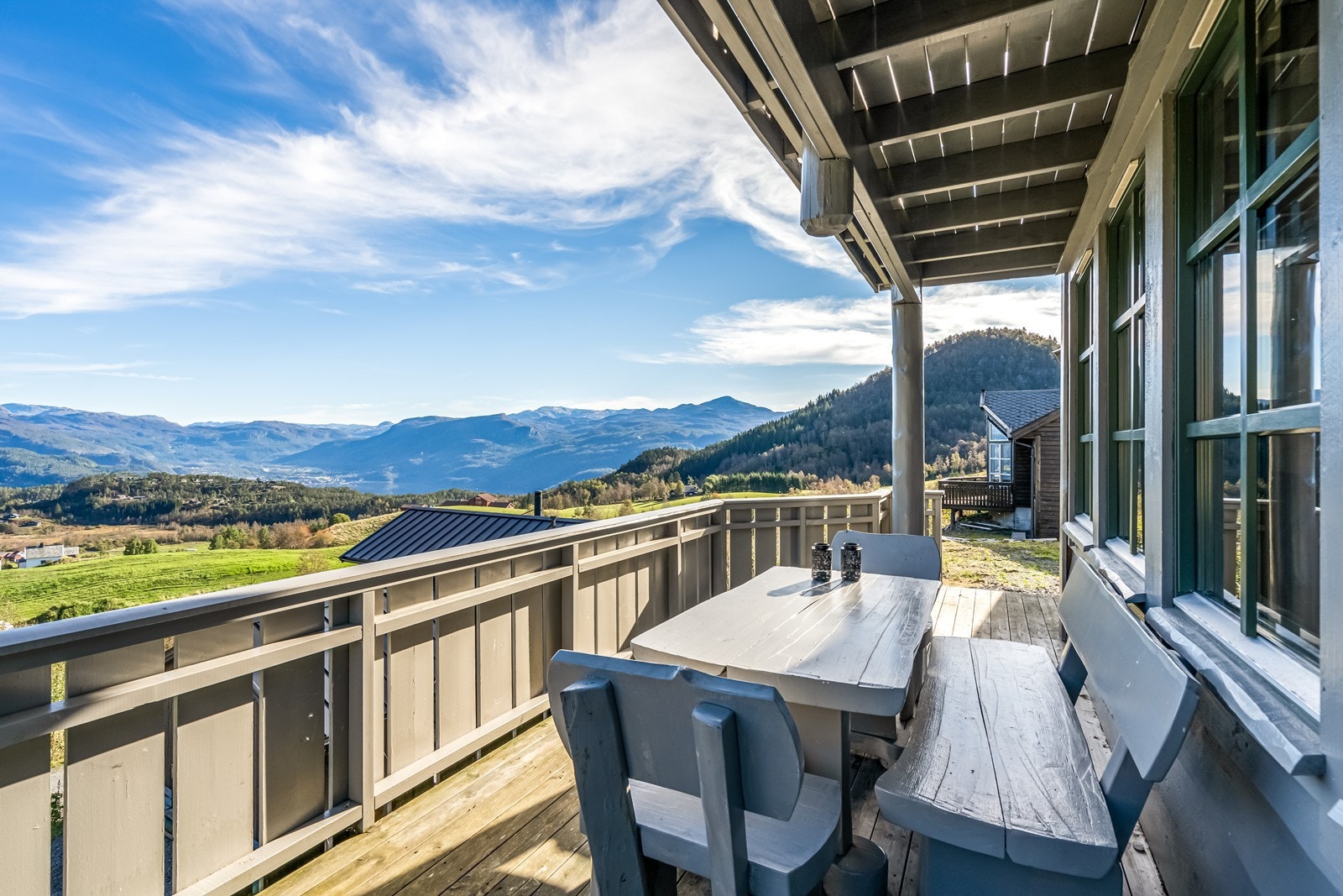 Fra kjøkkenet er det utgang til solrik terrasse. Galleribilde