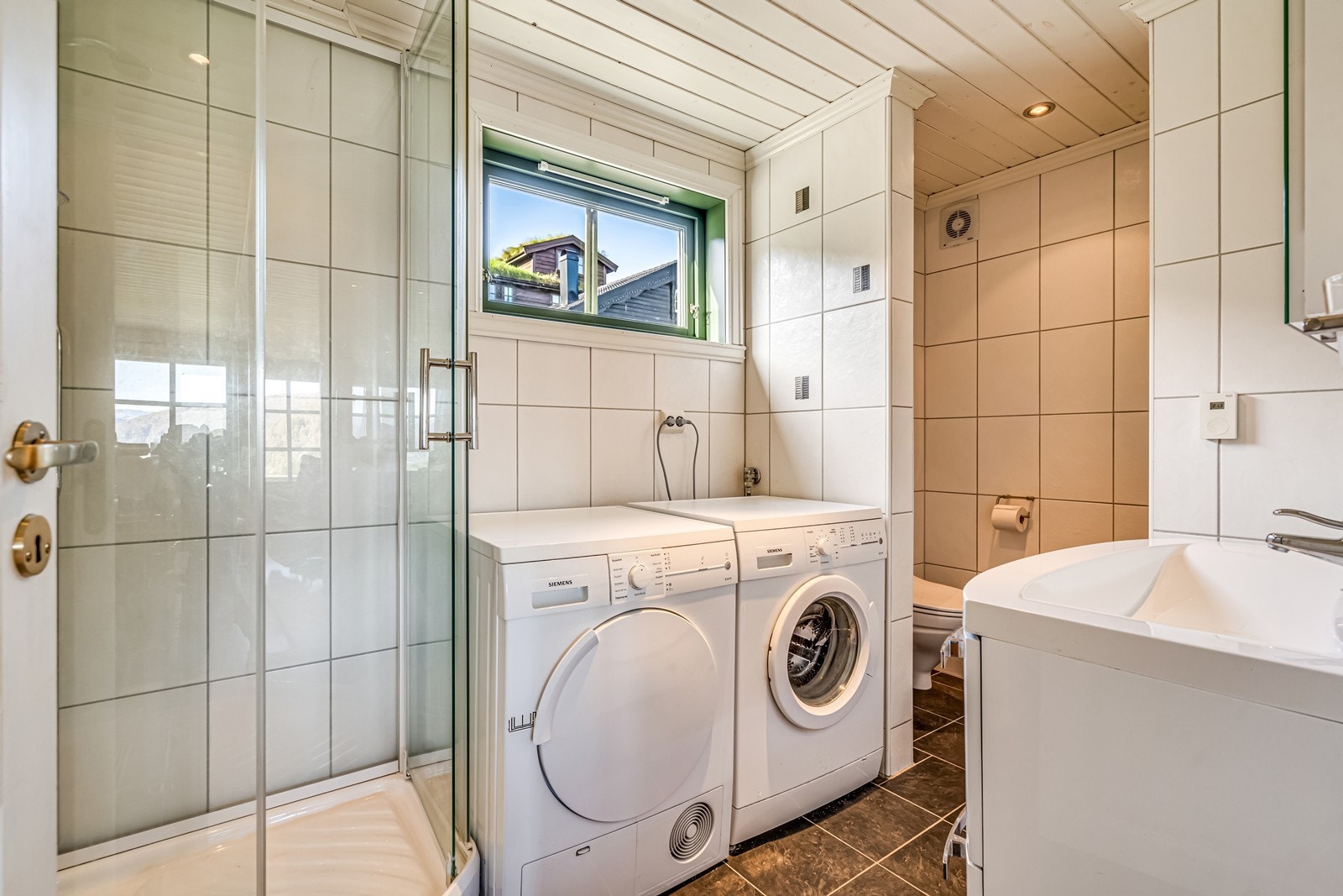 Bad/vaskerom i hovedetasjen. Galleribilde