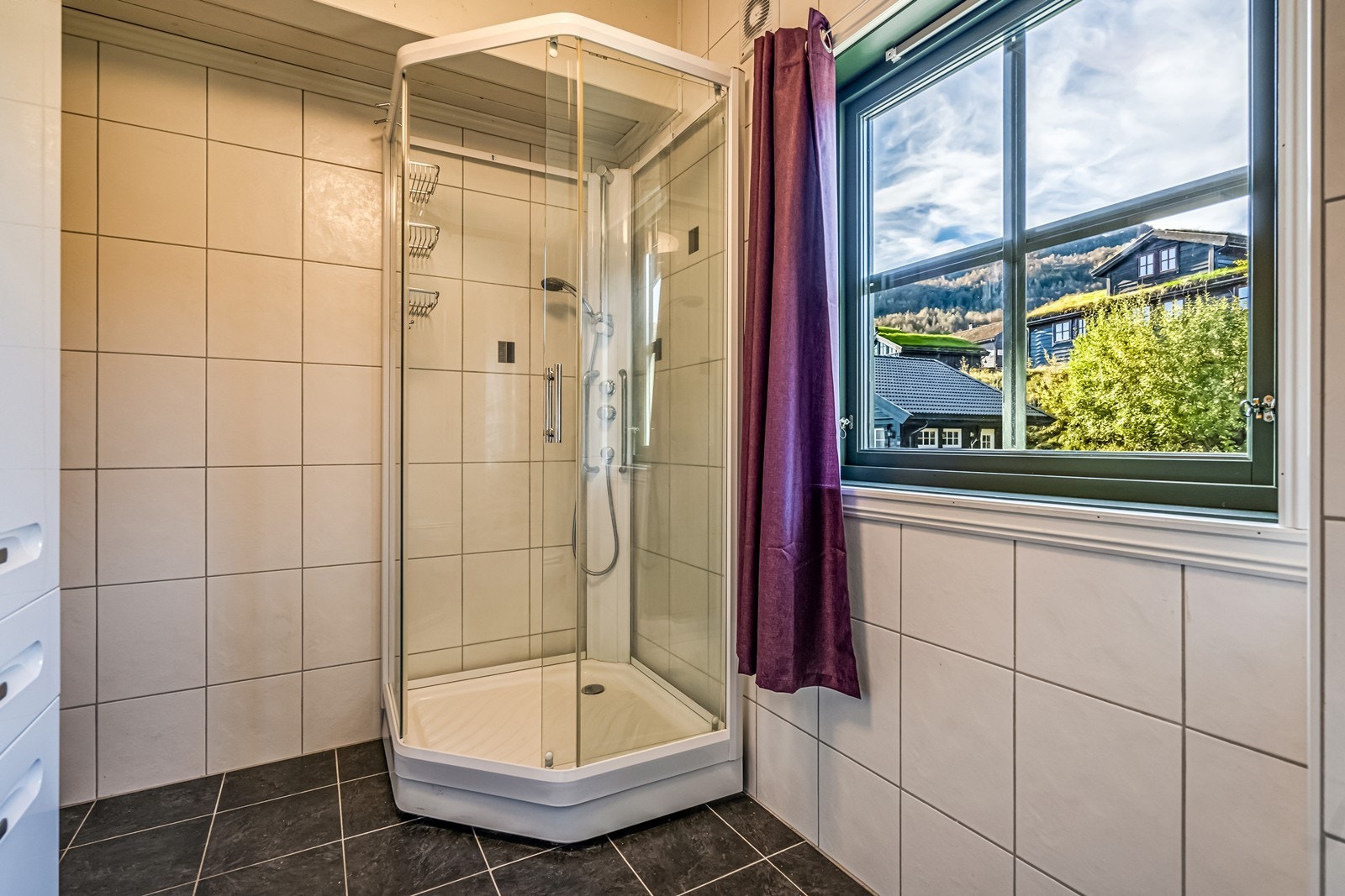 Dusjen på badet i loftsetasjen. Galleribilde