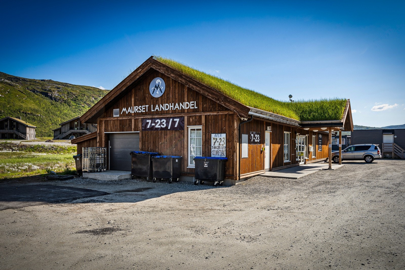 Fra tomten finner du nærmeste dagligvare, Maurset Landhandel en kort kjøretur unna. Fra bunnen av skisenteret tar det ca. 10 minutter å spasere bort til butikken. Galleribilde