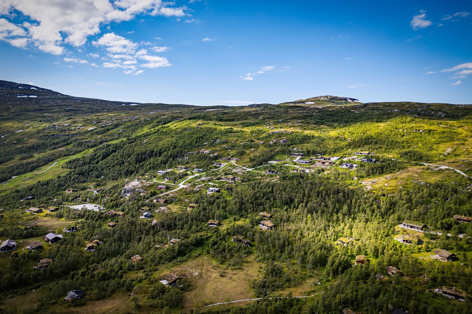 Beliggenheten er helt ypperlig året rundt med flere sommer- og vinteraktiviteter nærliggende. Galleribilde