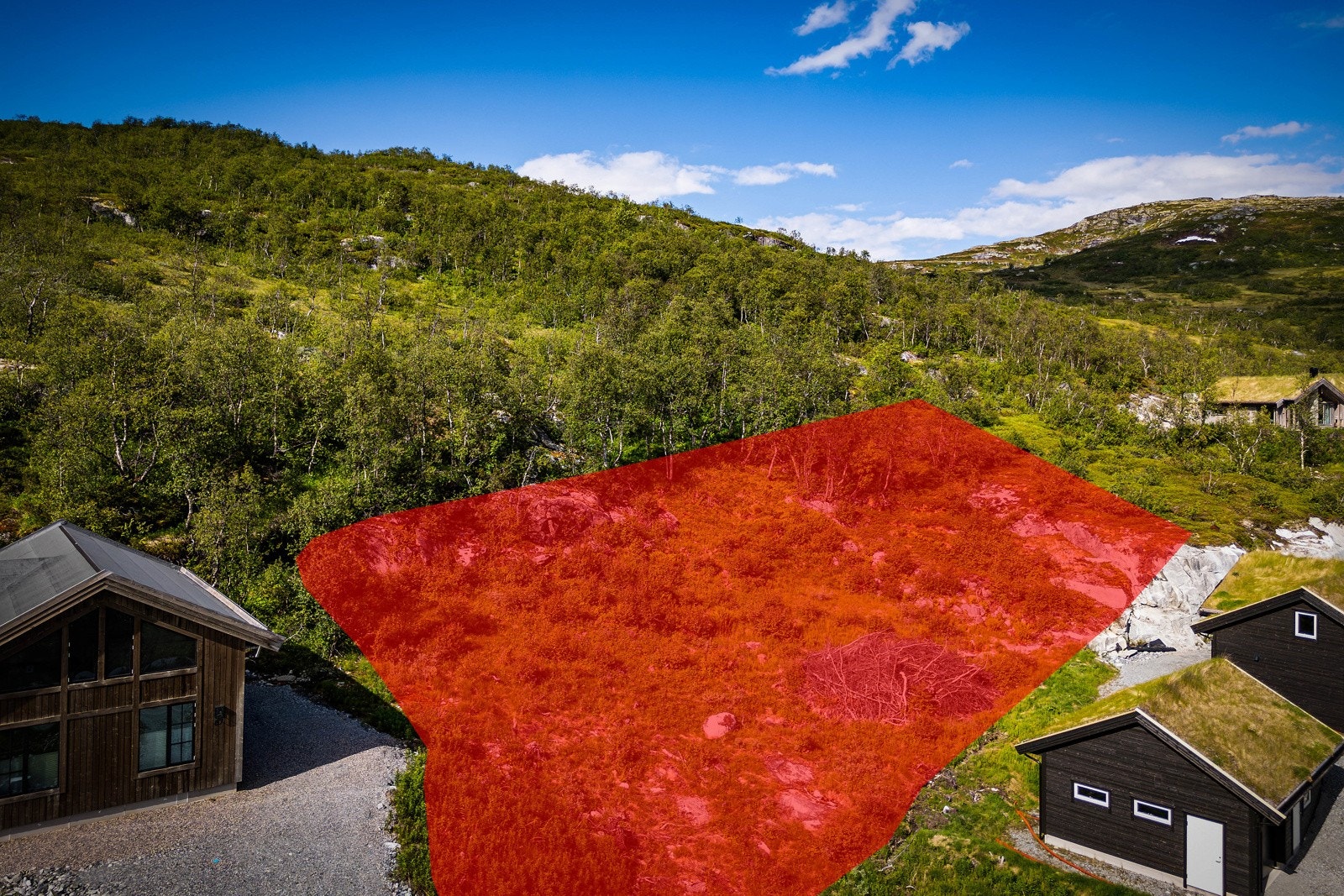 Tomten markert etter ca. tomtegrense. For mer presis oppmerking se vedlagte kart i salgsoppgaven. Galleribilde