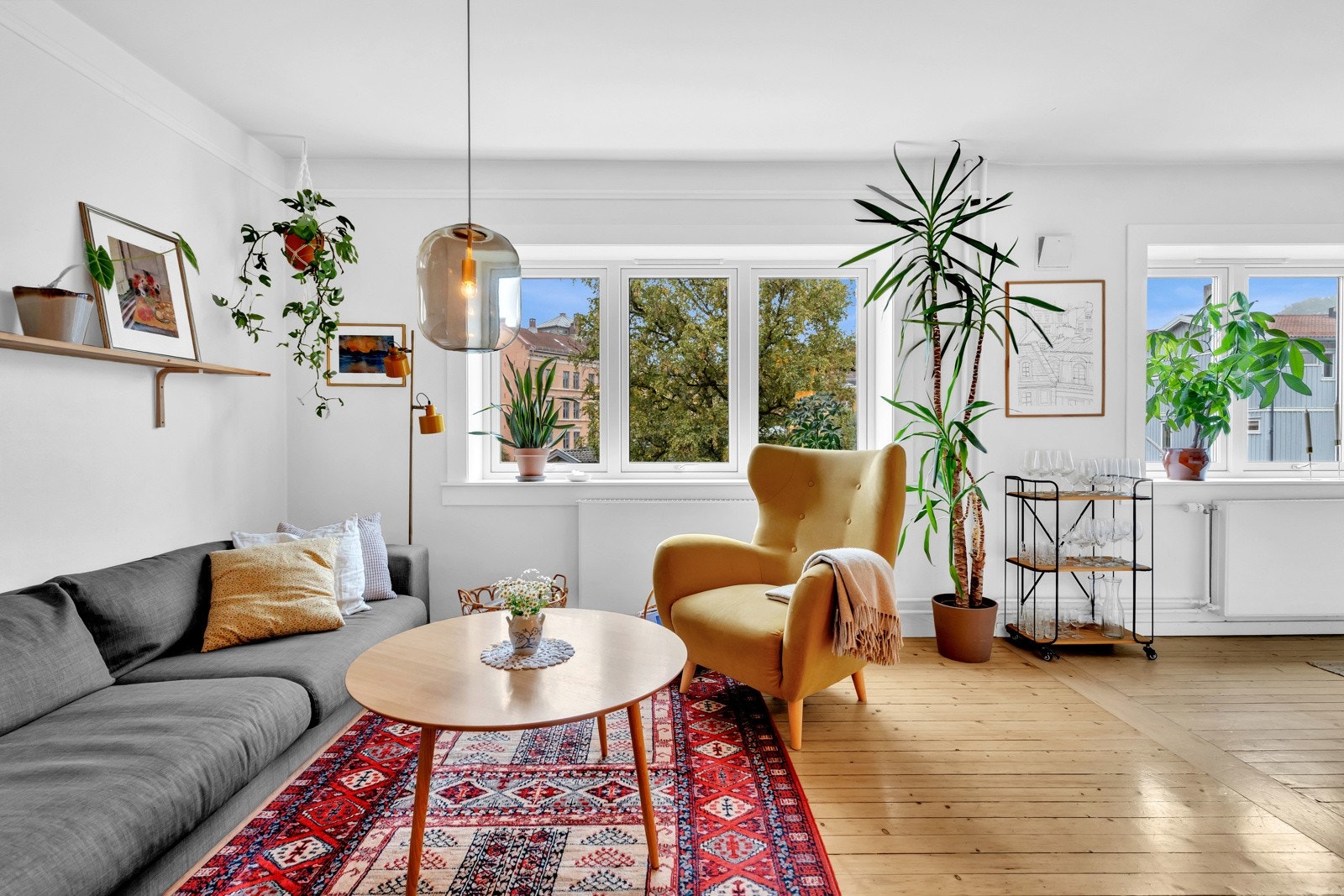 Stuen har en utforming som gjør rommet enkelt og møblere, samt skape gode sosiale soner. Galleribilde