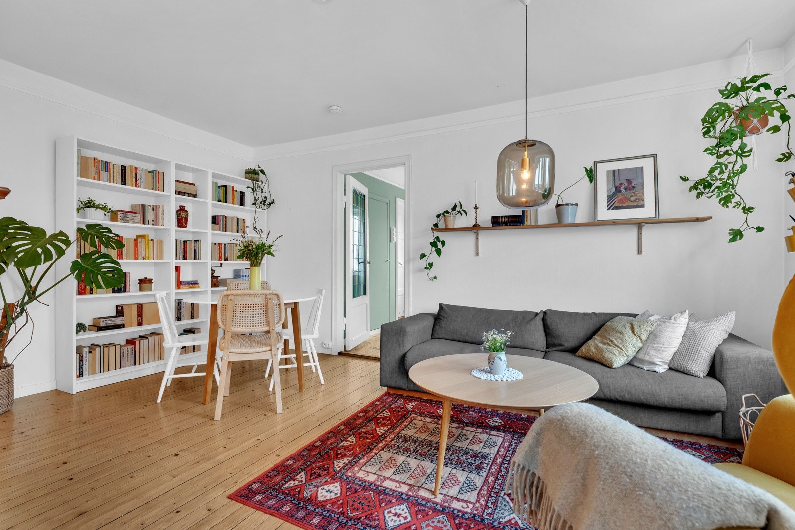 Her har du god plass til både spisebord og sofagruppe. Galleribilde