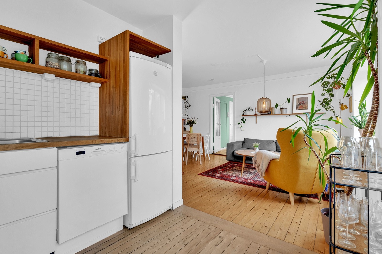Frittstående kjøleskap med frysedel og frittstående oppvaskmaskin, integrert stekeovn og nedsenket platetopp. Galleribilde