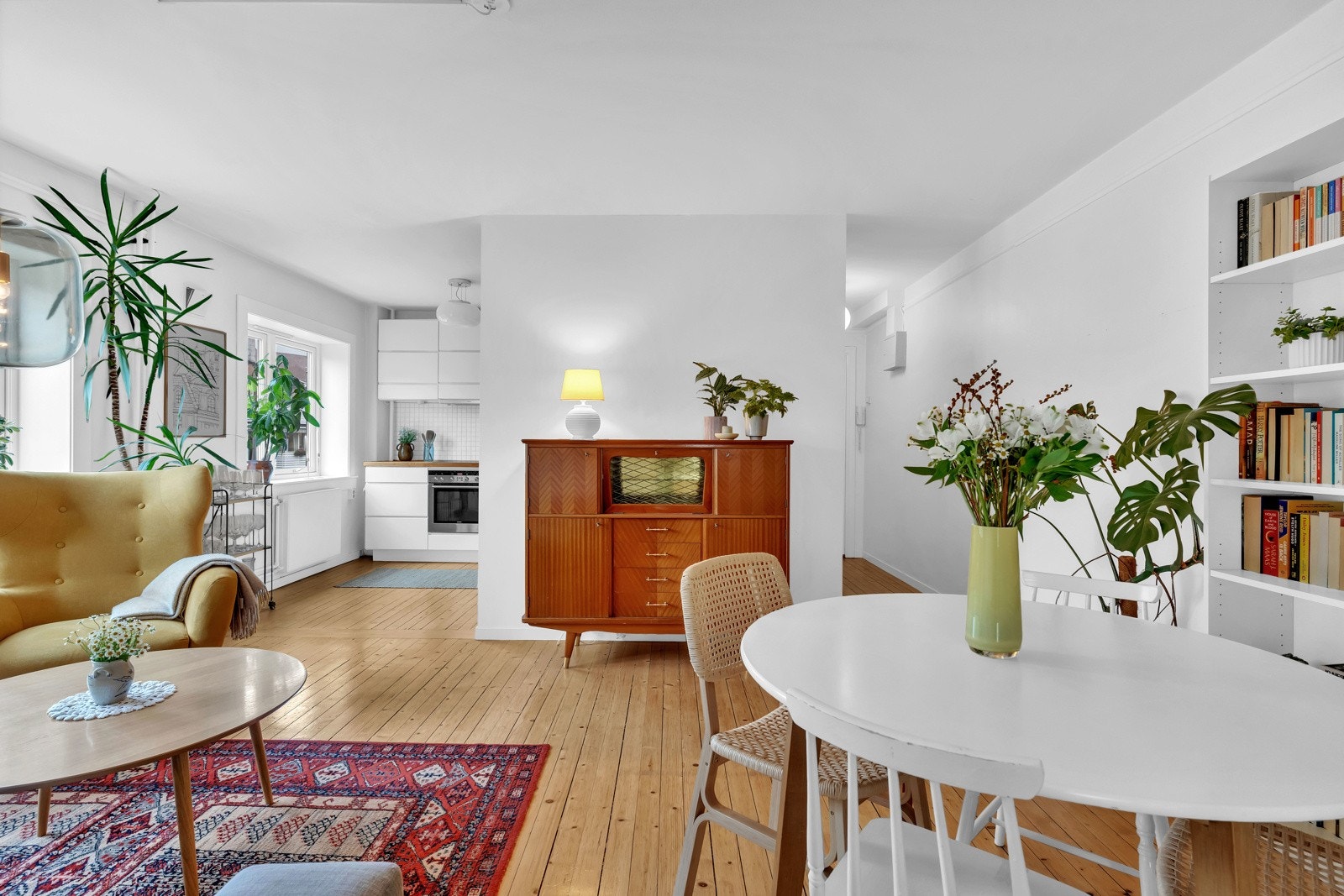 Her har du god plass til både spisebord og sofagruppe. Galleribilde