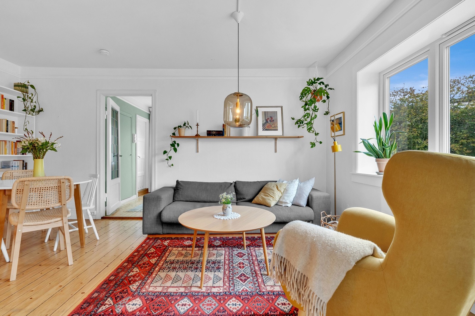Her har veggene malt strie og flotte originale tregulv. Galleribilde