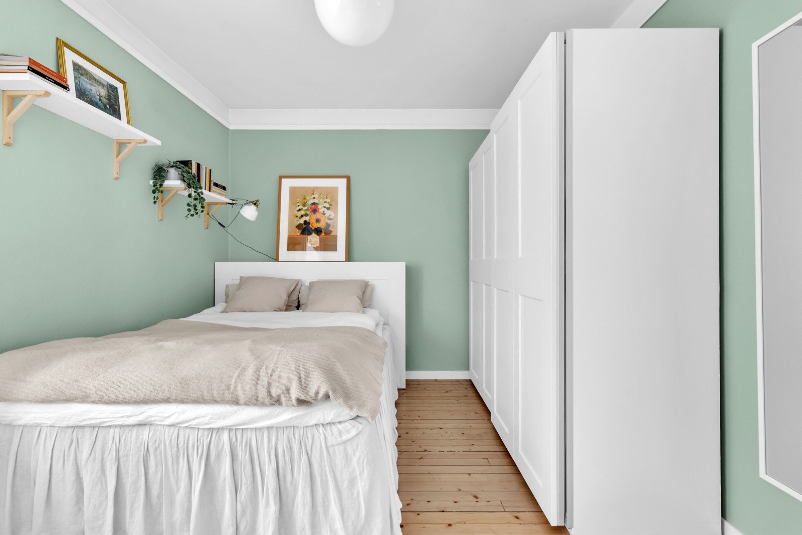 Soverommet har vegger malt i en dus grønn tone og originale tregulv. Her har du god plass til en stor garderobe for oppbevaring i tillegg til gode lagringsmuligheter i innvendig bod. Galleribilde